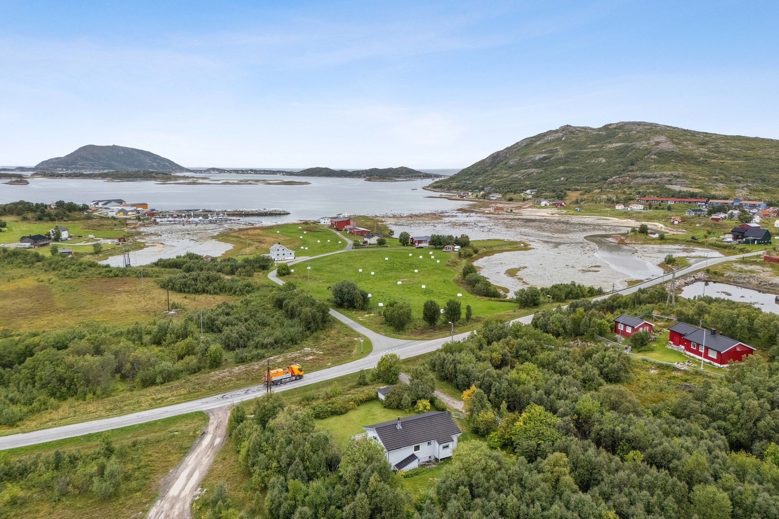 Området er bestående av spredt boligbebyggelse, og umiddelbar nærhet til vakker natur. Galleribilde