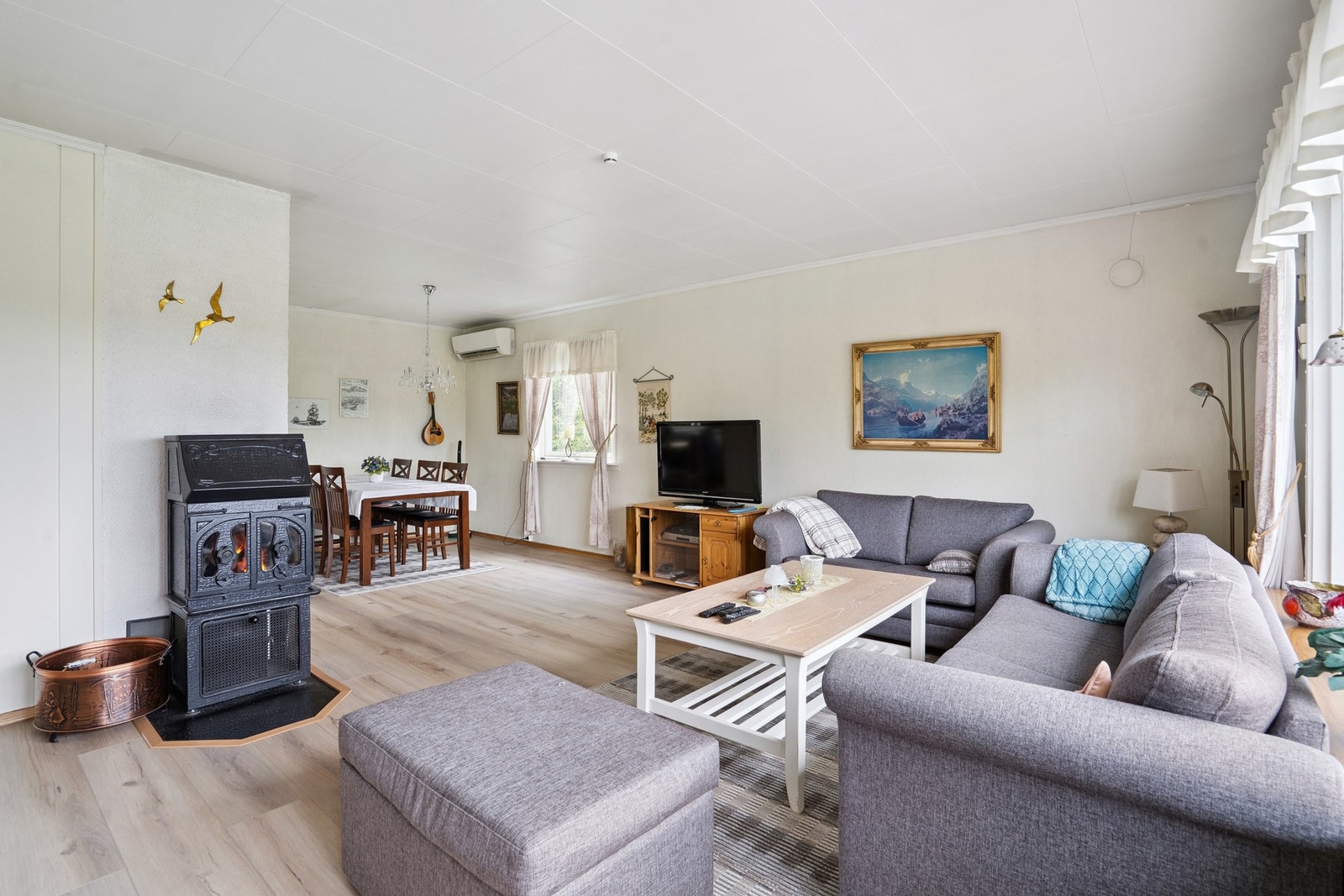 Rommene i boligen er både lyse og luftige. Galleribilde