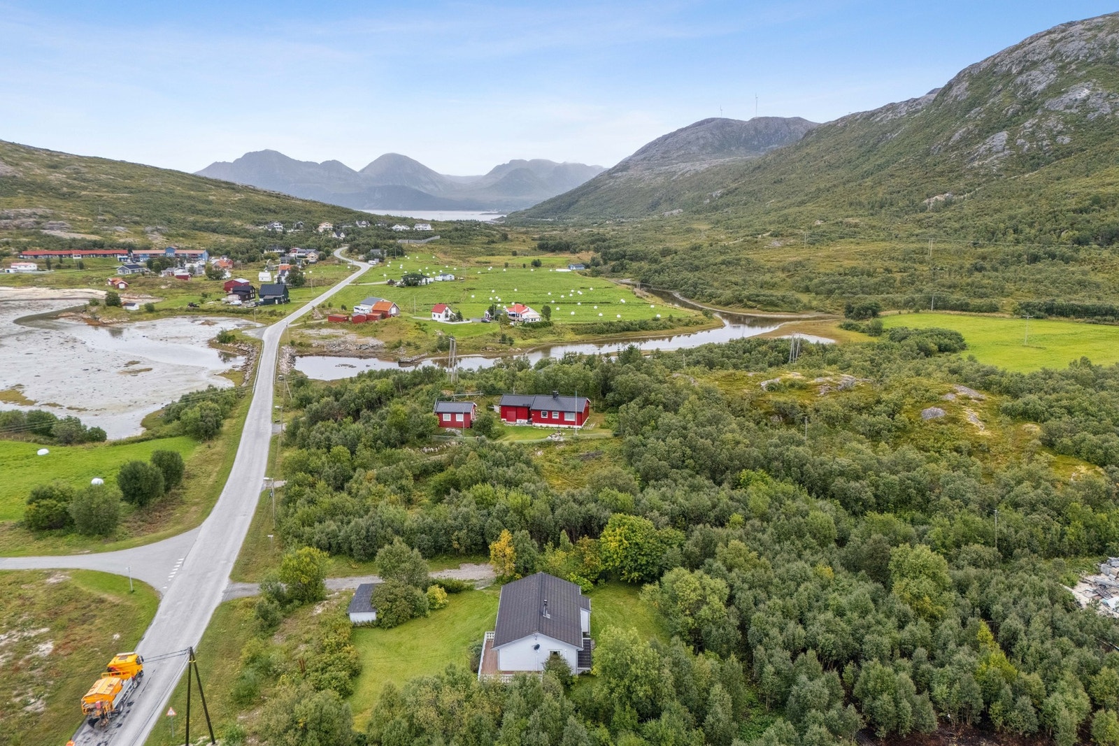 Her finner du fine turterreng, strender, flotte fjell og nærhet til sjø og vann. Galleribilde