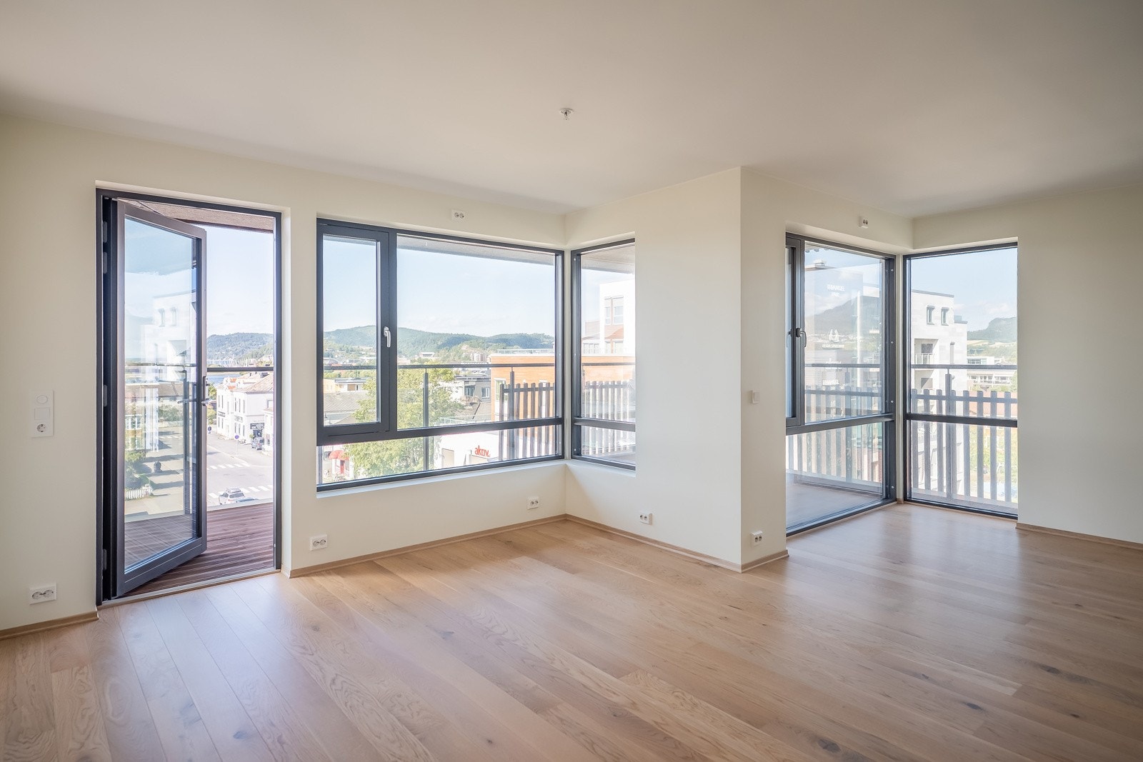 Leiligheten nyter godt av sin hjørnebeliggenhet som gir flere vindusfalter slik at man får et godt gjennomlys i leiligheten, dermed får stuen en luftig atmosfære. Galleribilde