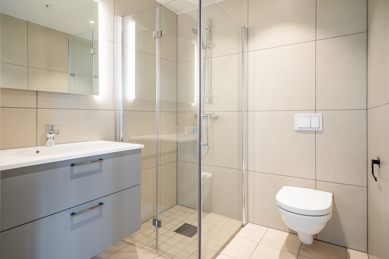 Flislagt bad med dusj, wc og innredning. Galleribilde