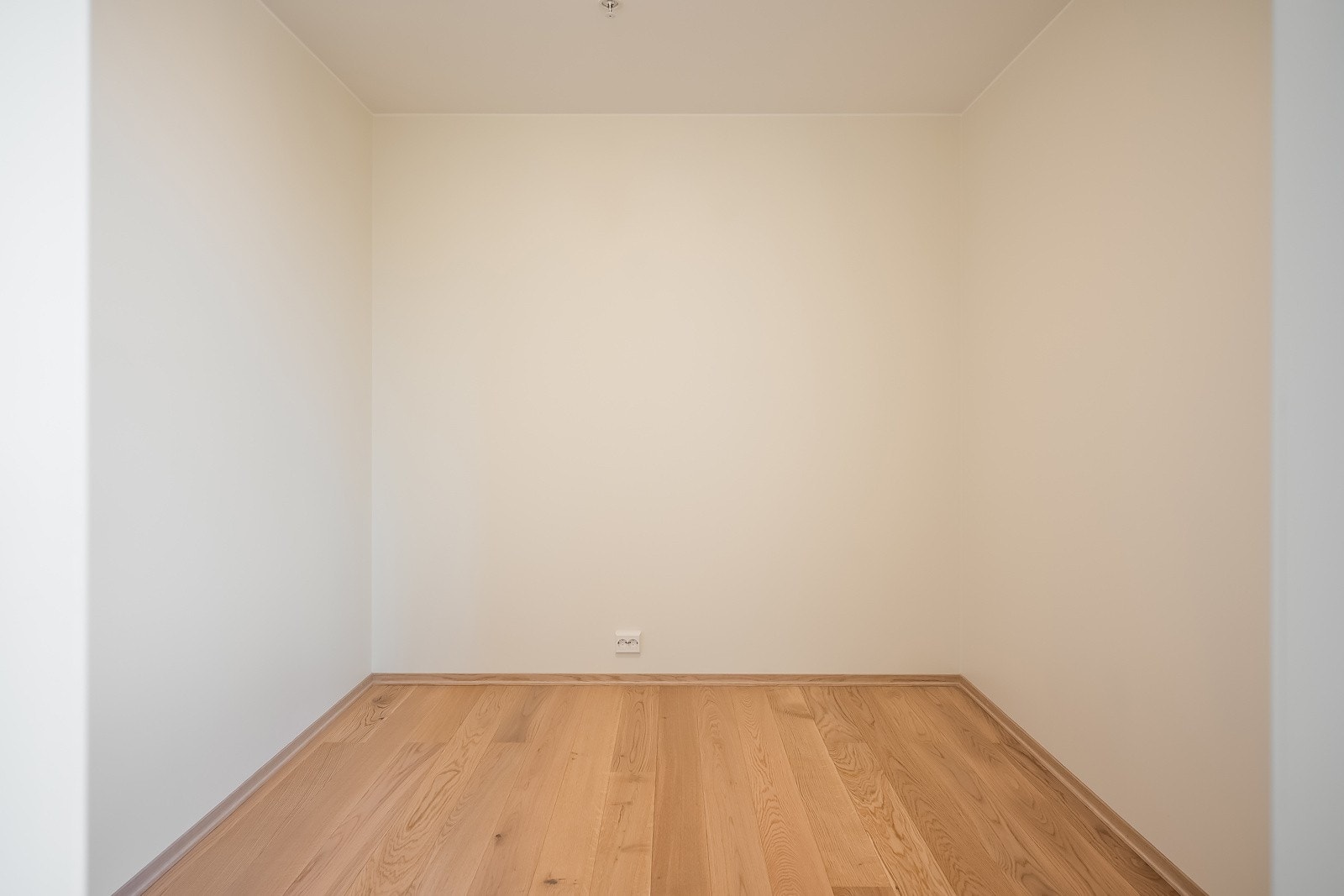 Stort garderoberom klart for innredning. Galleribilde