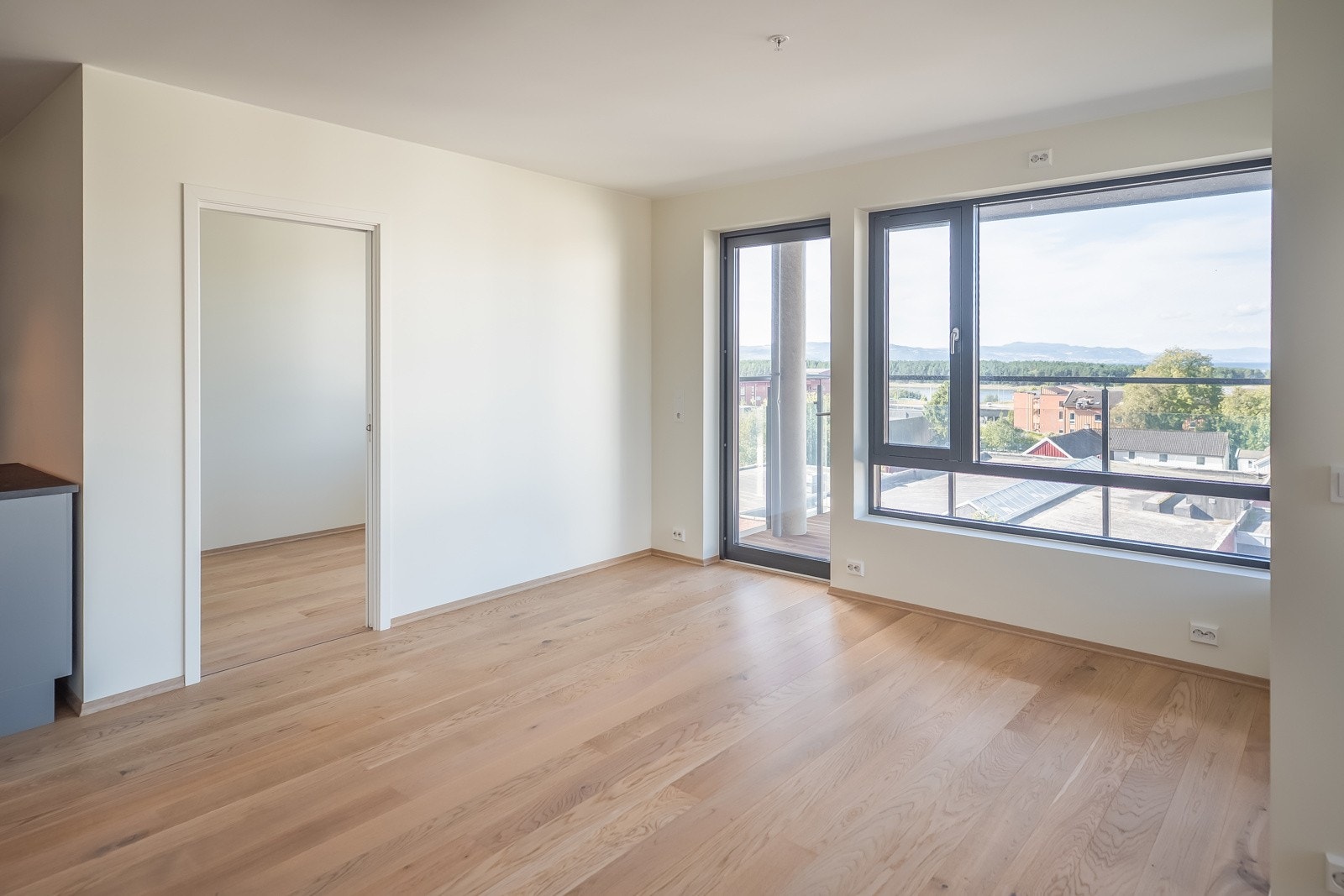 Mulighet for flere møbleringsalternativer hvordan stuen er utformet. Det ene av 3 soverom ligger her, og passer perfekt som et kontor eller kanskje en ekstra TV-stue. Galleribilde