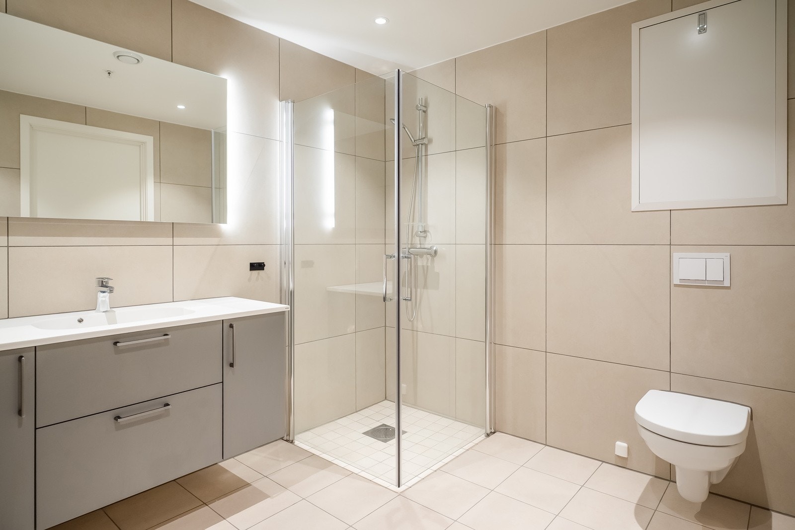 Leilighetens har også et eget romslig hovedbad er av god størrelse på hele 6,8 kvm. Galleribilde