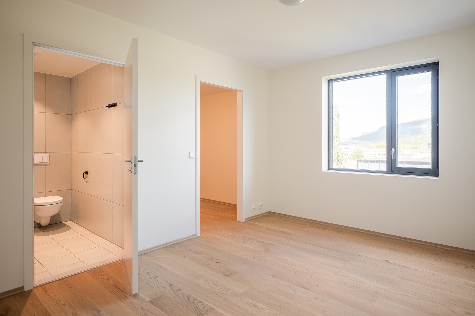 Enkel tilgang til både eget bad og garderoberom i tilknyttning til hovedsoverom. Galleribilde