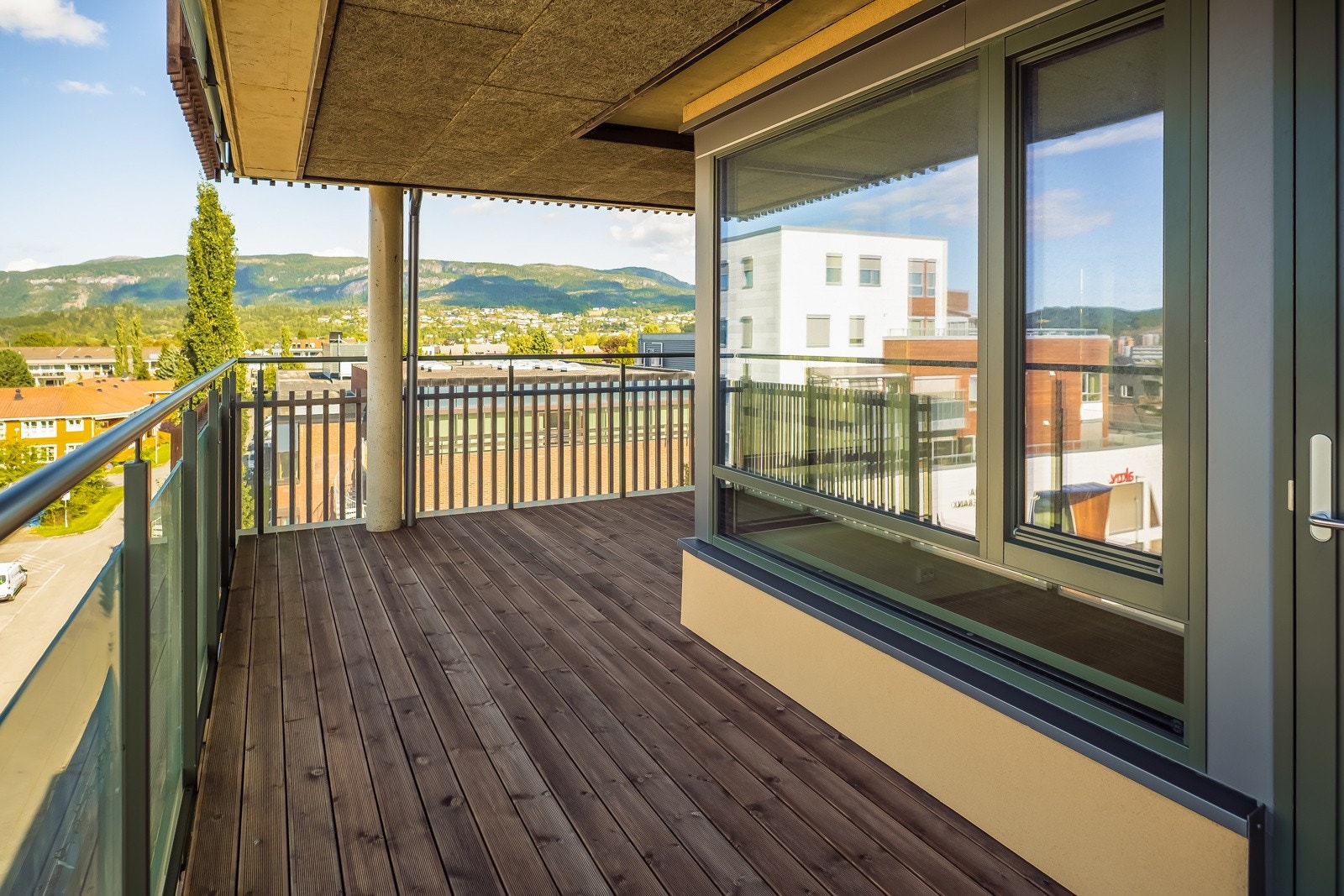 Stor veranda som ligger skjermet til på hjørnet. Galleribilde