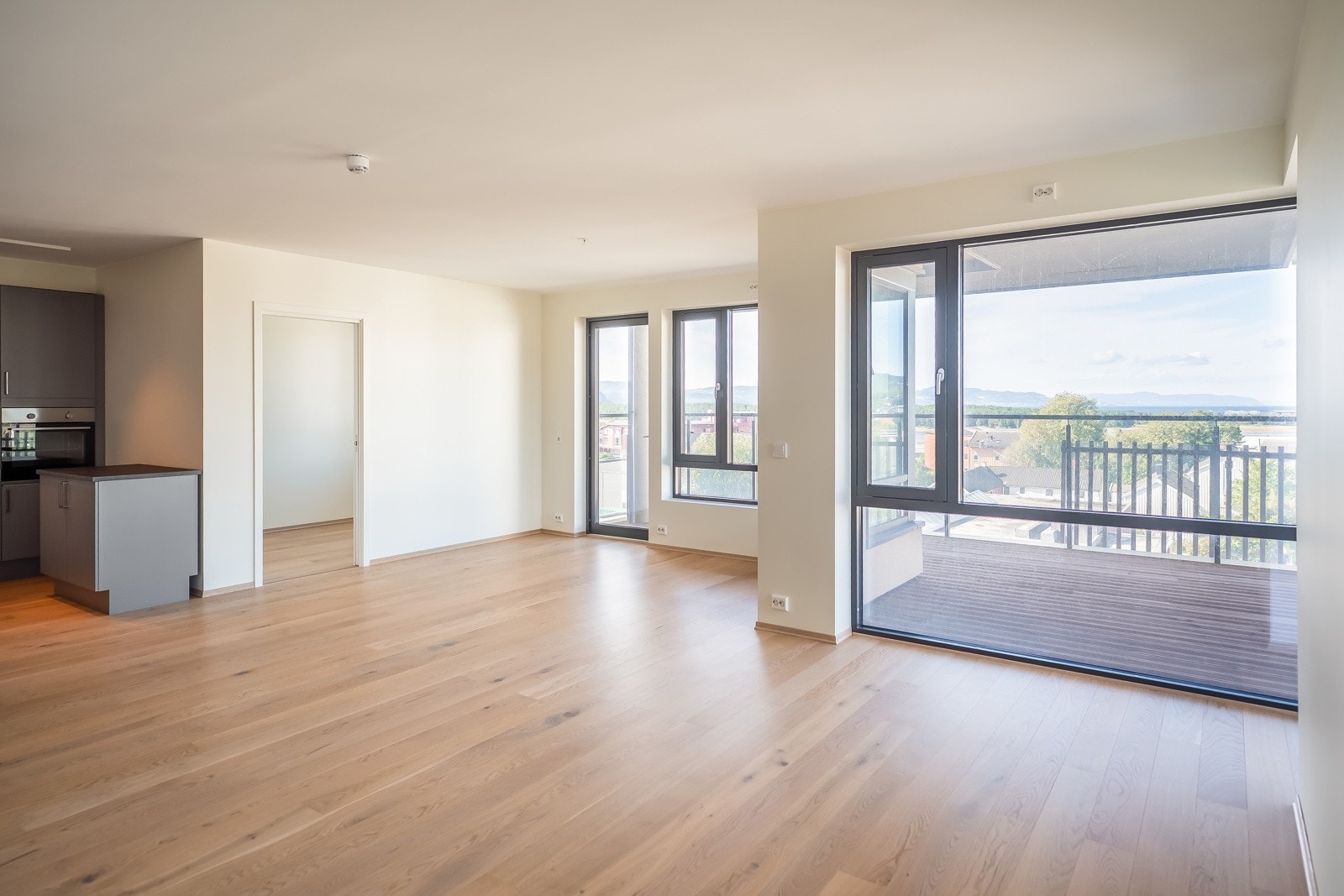 Leiligheten fremstår som moderne med tidsriktige farge og materialvalg som slette vegger, enstavs gulv og listefrie overganger mellom vegger og tak. Galleribilde