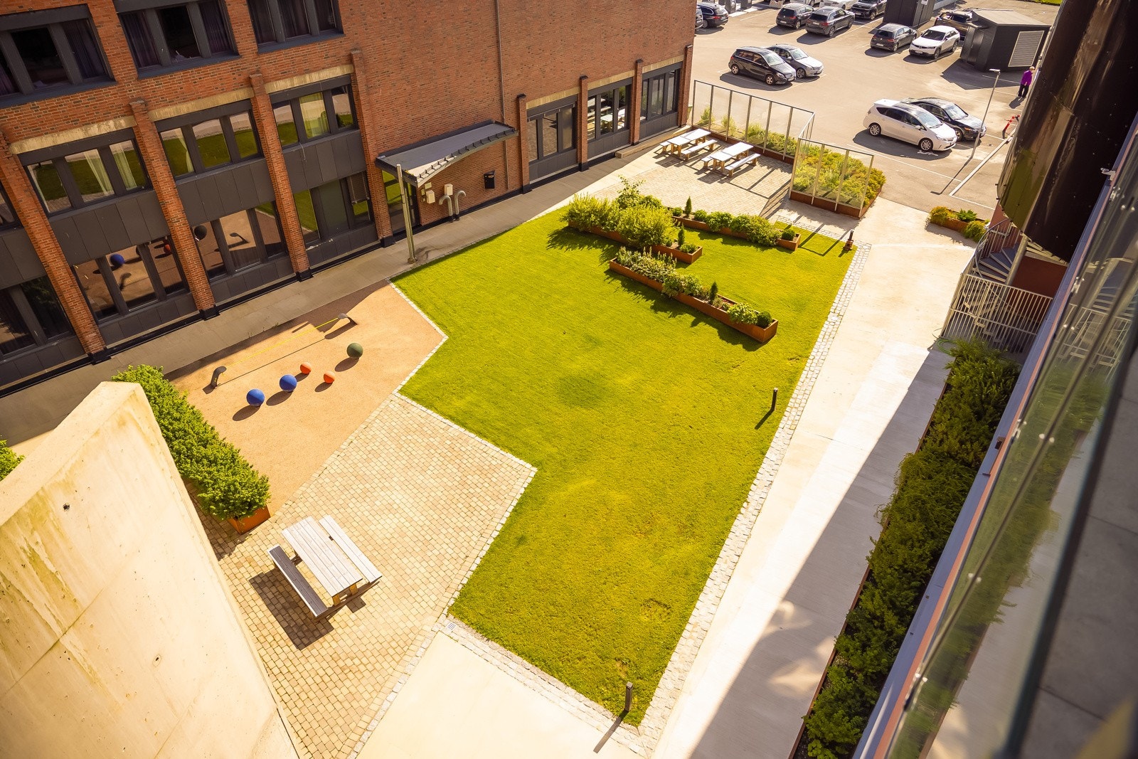 Fint fellesareal på baksiden. Det er heis ned til garasjekjeller og man har nedgravd søppelavfallssystem utenfor som er praktisk. Galleribilde