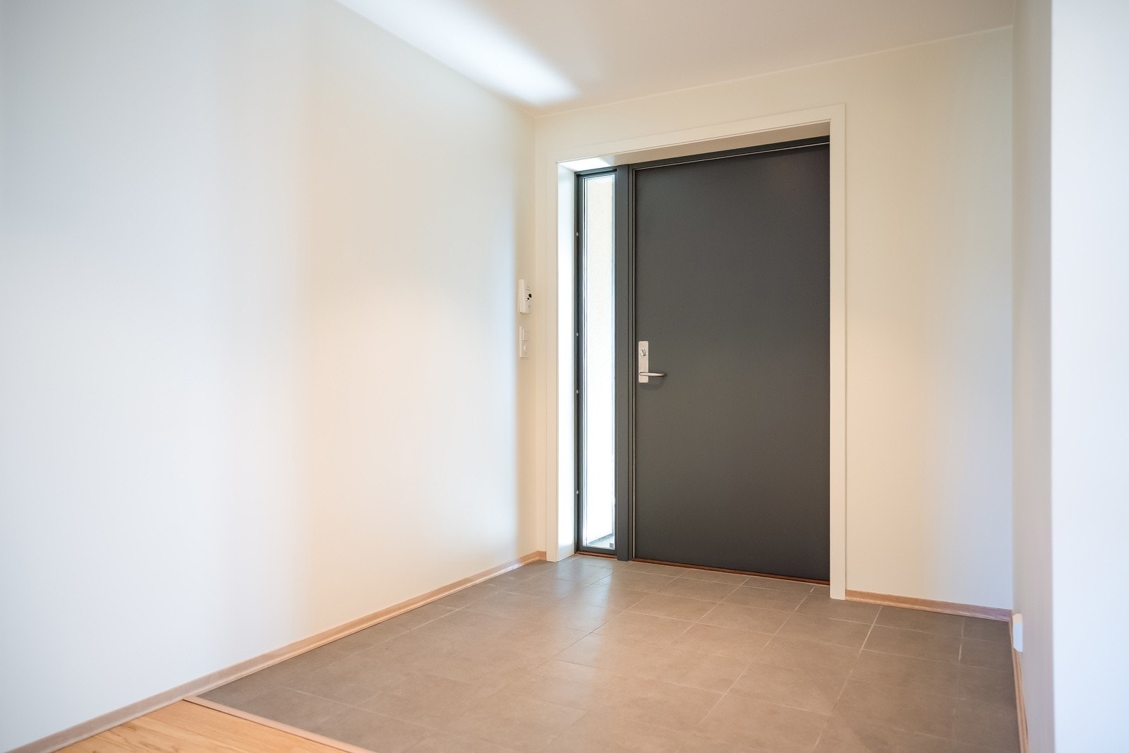 Entréen er av god størrelse og er flislagt på gulv og har downlights i tak. Galleribilde