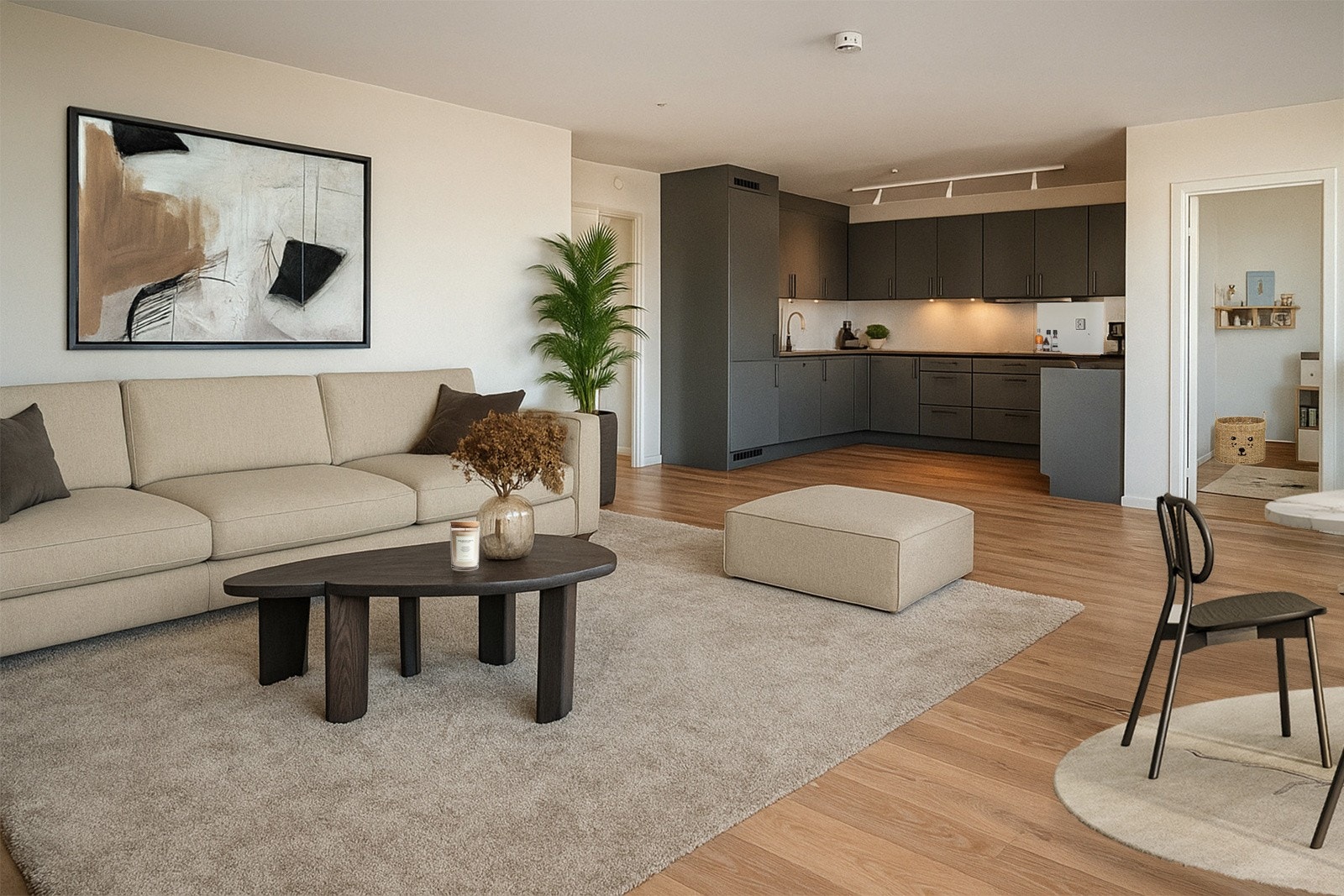 Leiligheten er totalt på hele 117m², og er utført i delikat og moderne stil. Åpen stue/kjøkkenløsning som utgjør romslige 44 kvm. Galleribilde