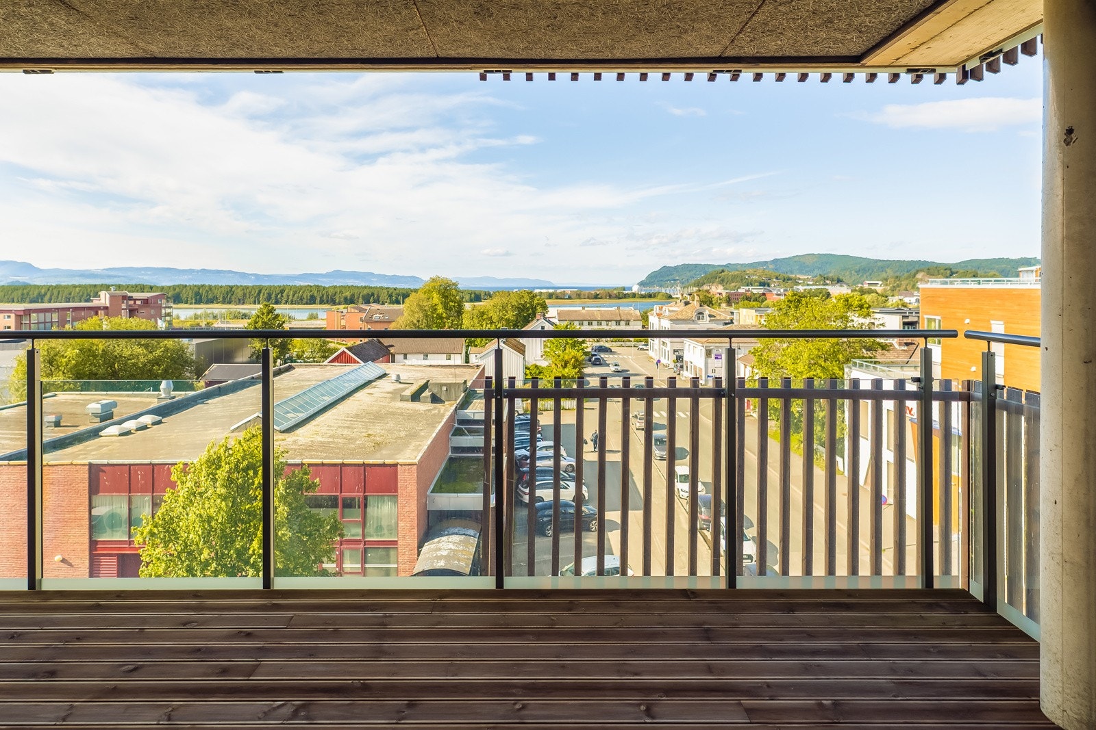 Utgang til en takoverbygget hjørneveranda med utsikt. Galleribilde