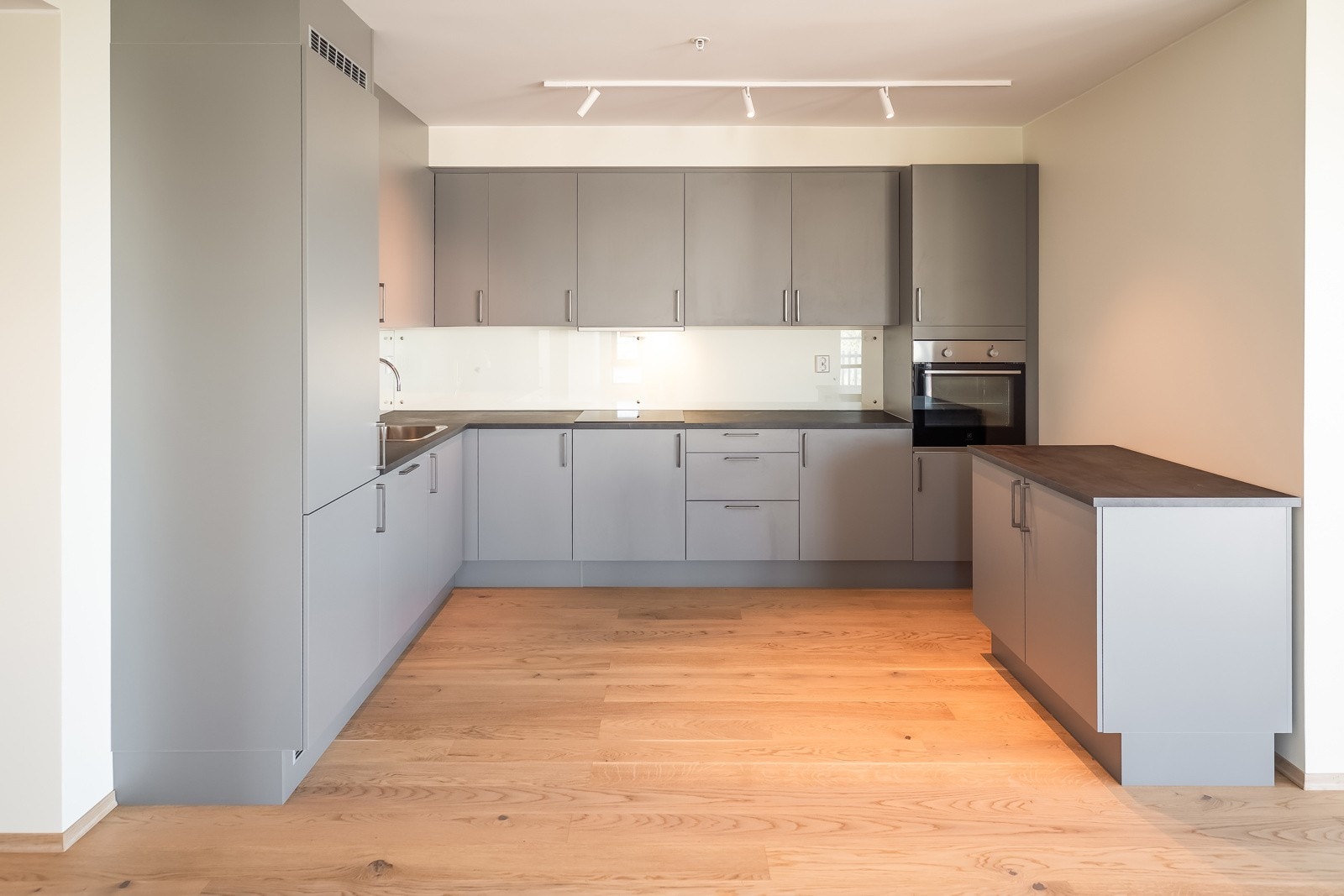 Innredning er fra kvalitetsleverandøren HTH. Integrerte hvitevarer. Galleribilde