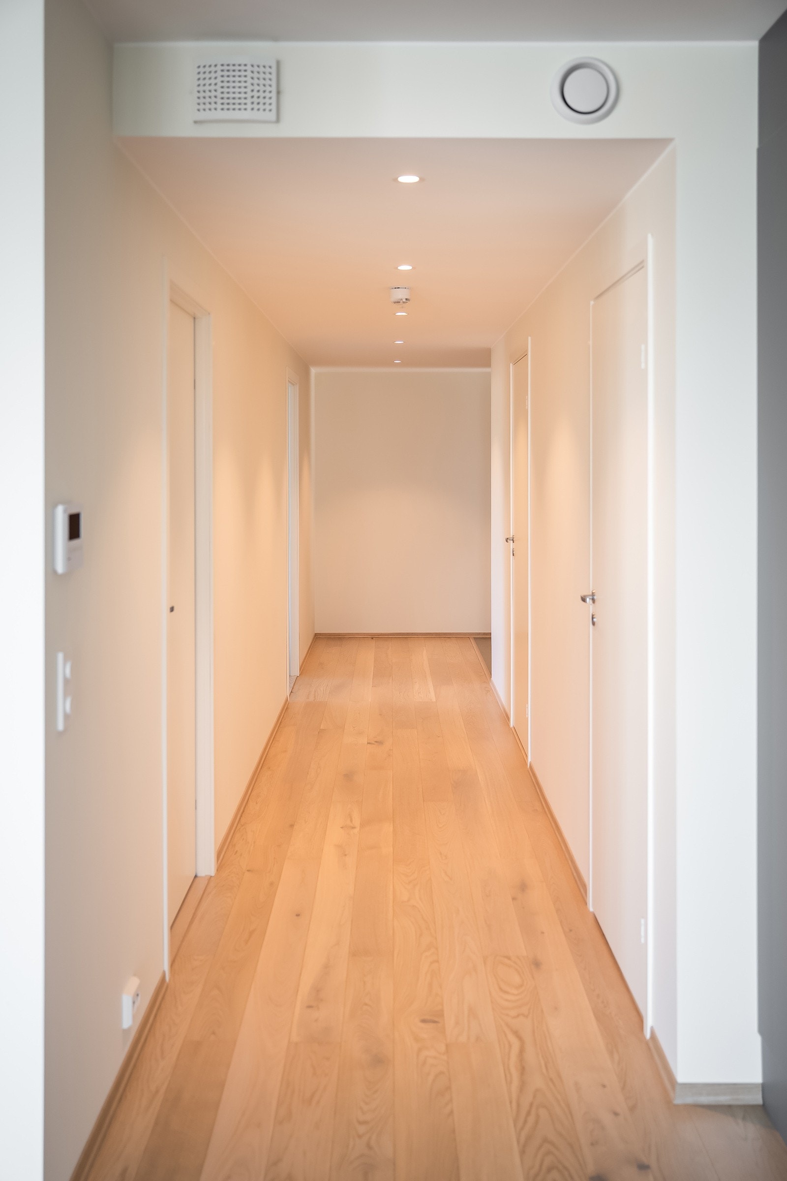 Soverom og bad ligger praktisk til i egen avdeling i gangen. Galleribilde