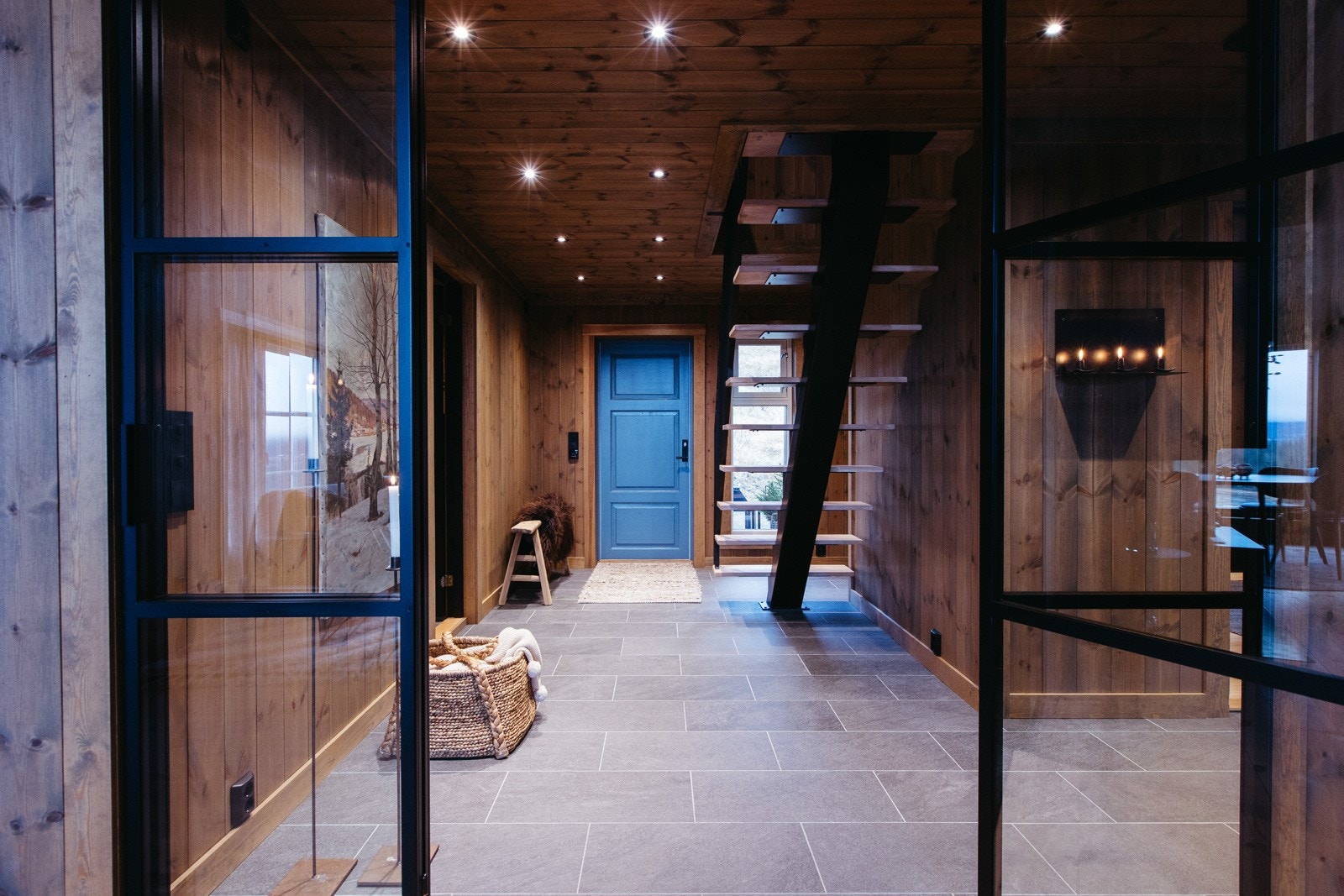 Når du kommer inn døren blir du møtt av en lekker hall, med italienske Porcellanto-fliser med imitasjon av steinstruktur på gulvet Galleribilde