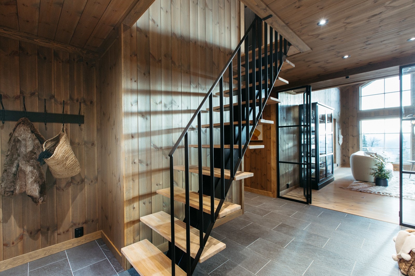 Rekkverk i smijern og eiketrinn på trapp opp til loftsetasjen Galleribilde