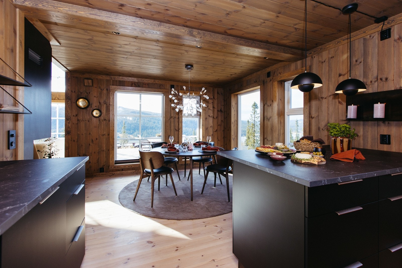 Fritidsboligen har en en gjennomgående høy standard og lekre detaljer Galleribilde