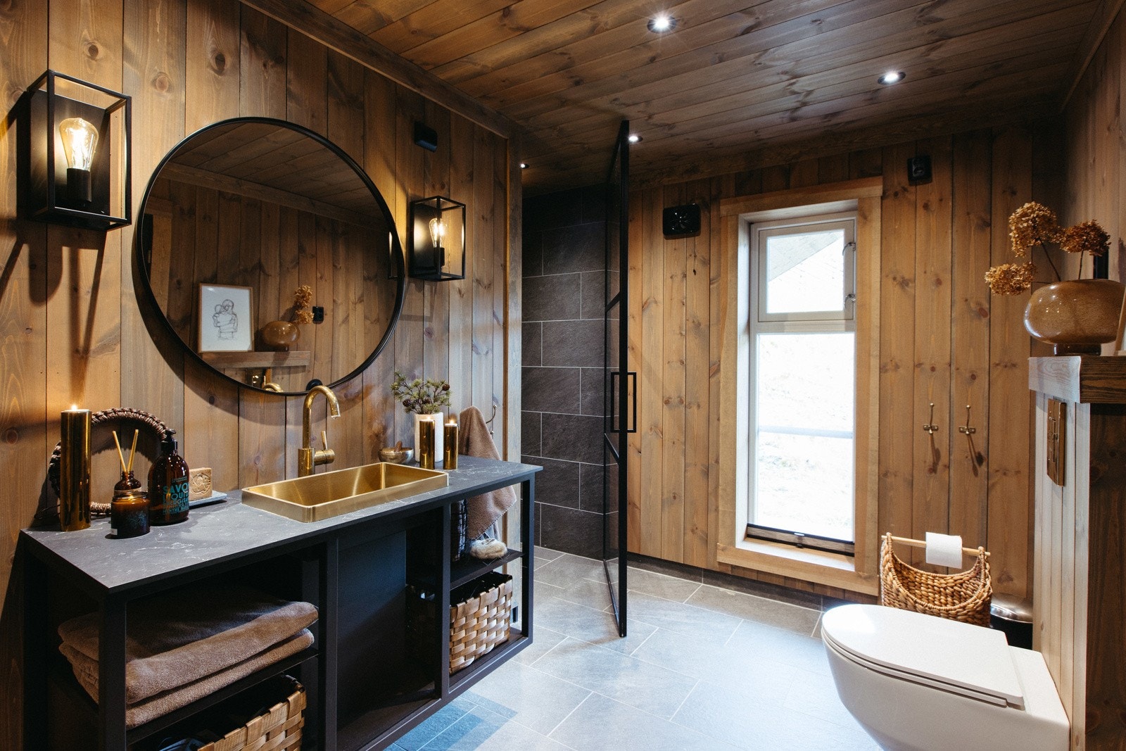 Innbydende og lekkert bad med dusjnisje, innredning med nedfelt vask, veggehengt wc og badstue Galleribilde