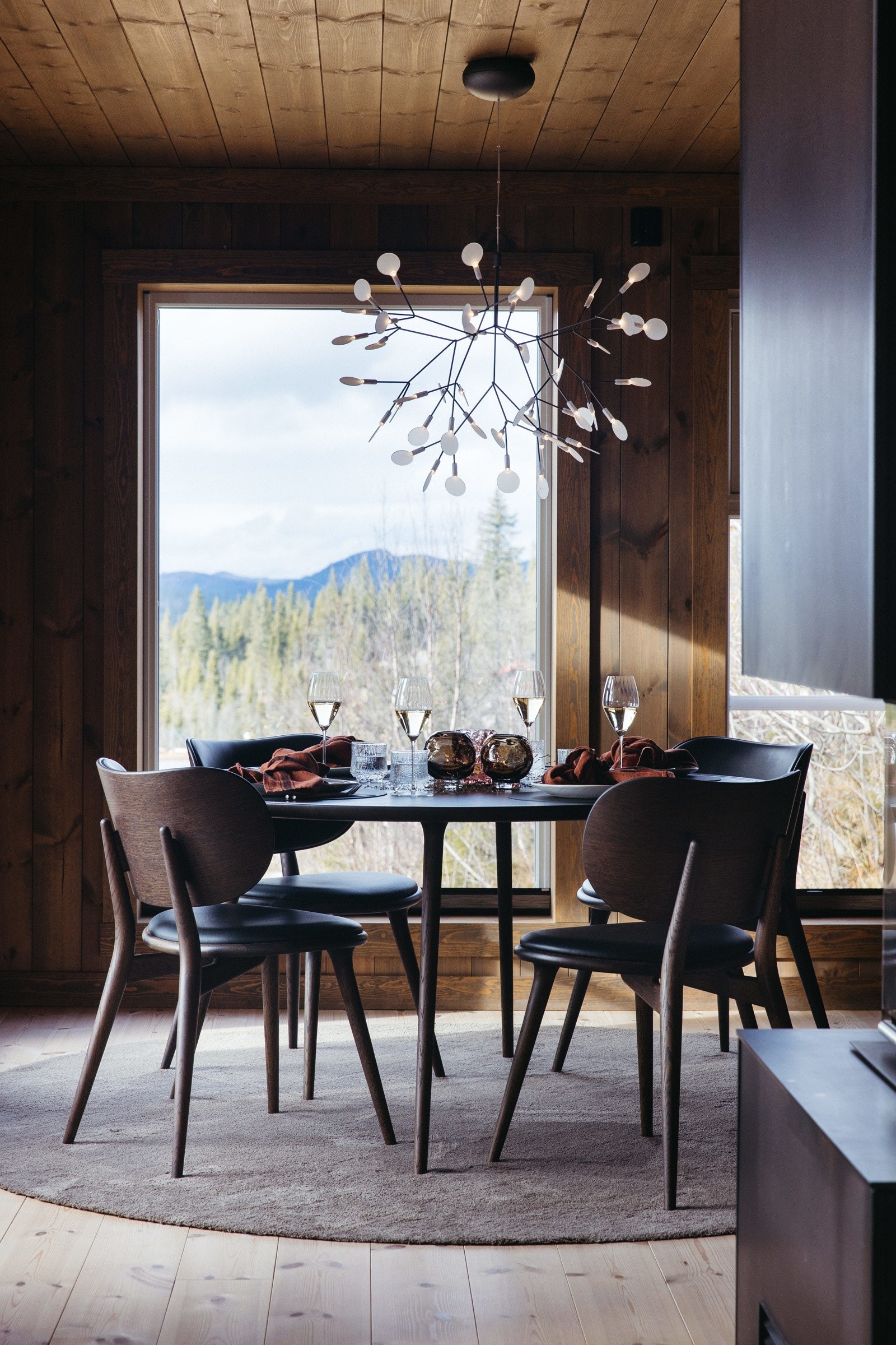 Her er det koselig å samle venner og familie til hyggelige måltider og stunder på hytta Galleribilde