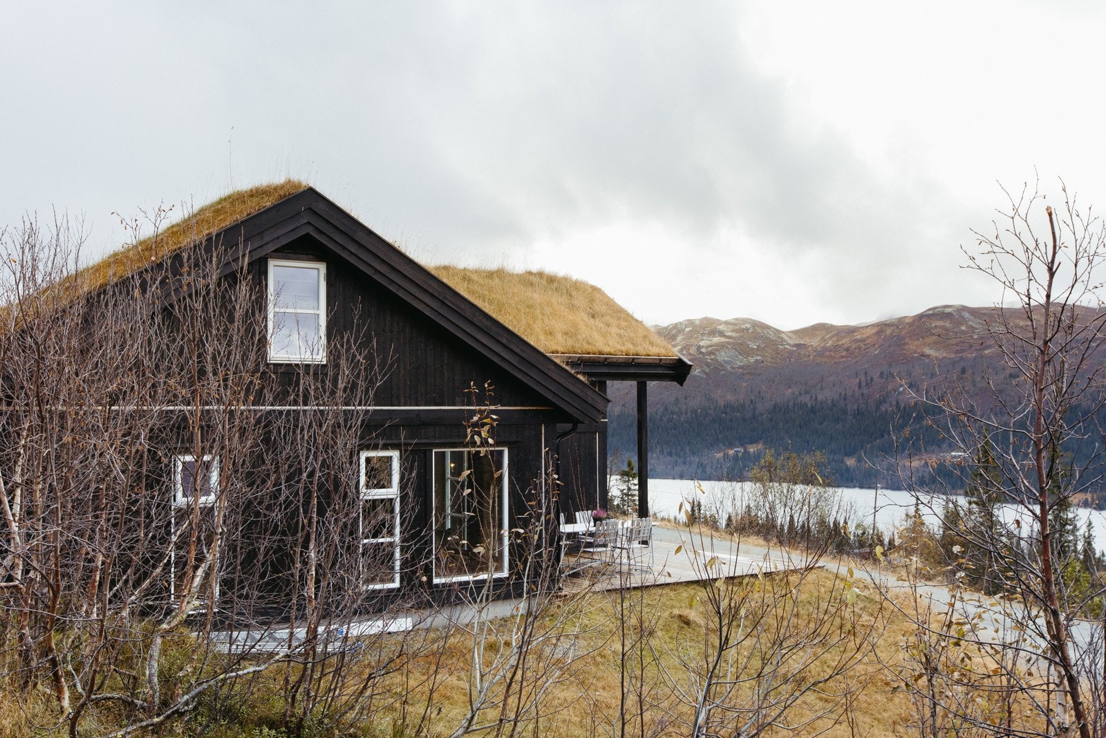 Storslagen utsikt mot Synnfjorden & omkringliggende fjellområde som Spåtindtoppen som ligger 1414 moh. Galleribilde
