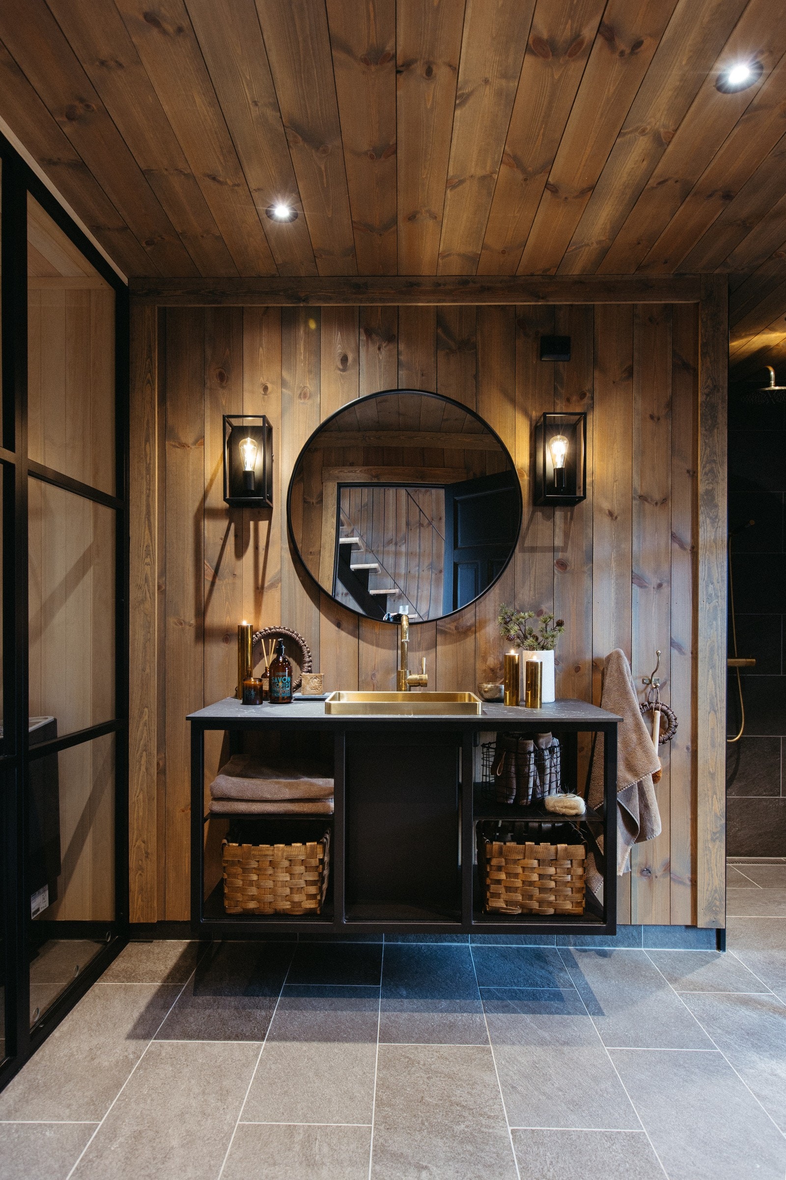 Flere detaljer i smijern fra den lokale produsenten Myhre Smie setter et særpreg på boligen Galleribilde