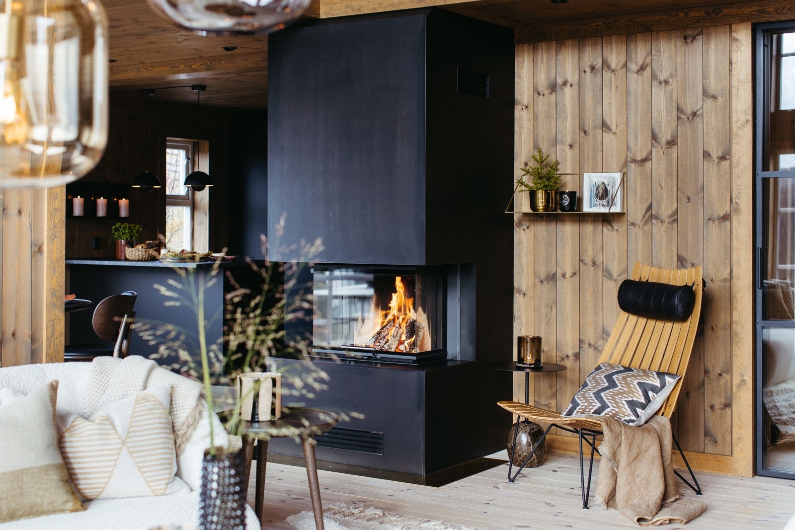 Spesiallaget peis med peisinnsats med glass på tre sider, som varmer godt på kalde dager Galleribilde