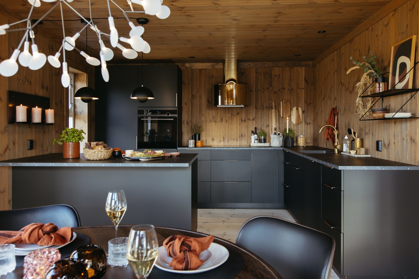 Lekkert kjøkken med innredning i sort, matt utførelse, og hvitevarer fra Siemens Galleribilde