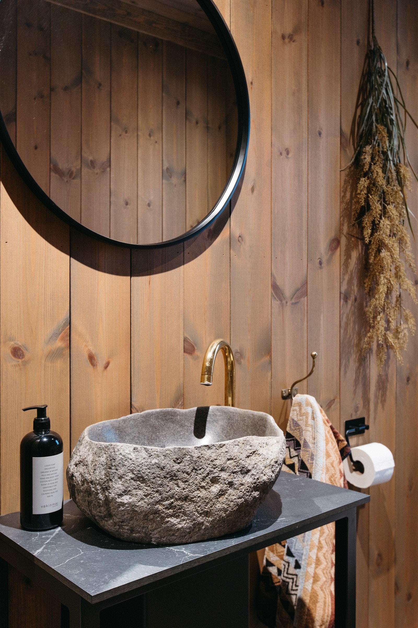 Toalettrom med innredning i smijern og håndvask av polert naturstein fra Bali Galleribilde