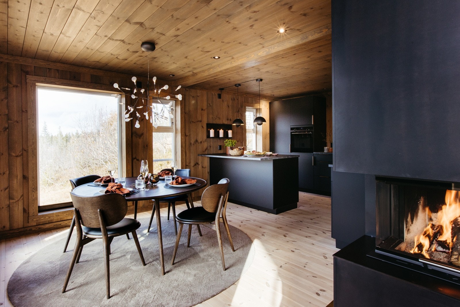 Åpen stue- og kjøkkenløsning med god takhøyde Galleribilde