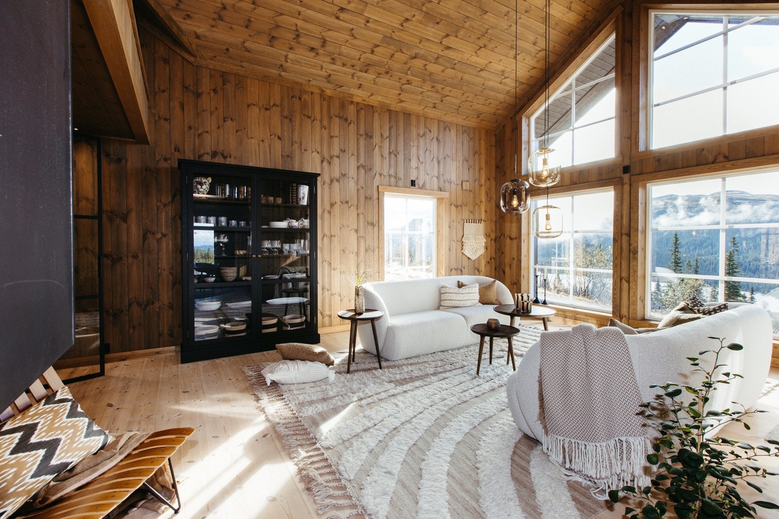 Stuen har store vinduer, og fra sofaen kan du nyte utsikten over Synnfjorden og de flotte omgivelsene rundt Galleribilde