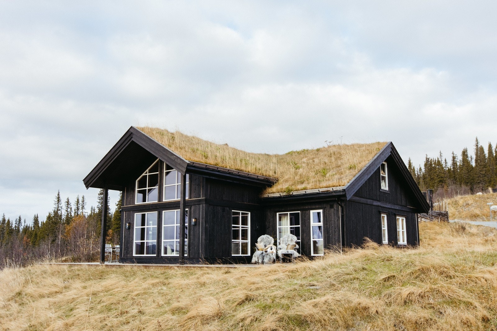 Hytta ligger i et veletablert hytteområde med mange fasiliteter og aktiviteter i nærområdet, uten at det er mye støy og mas. Galleribilde