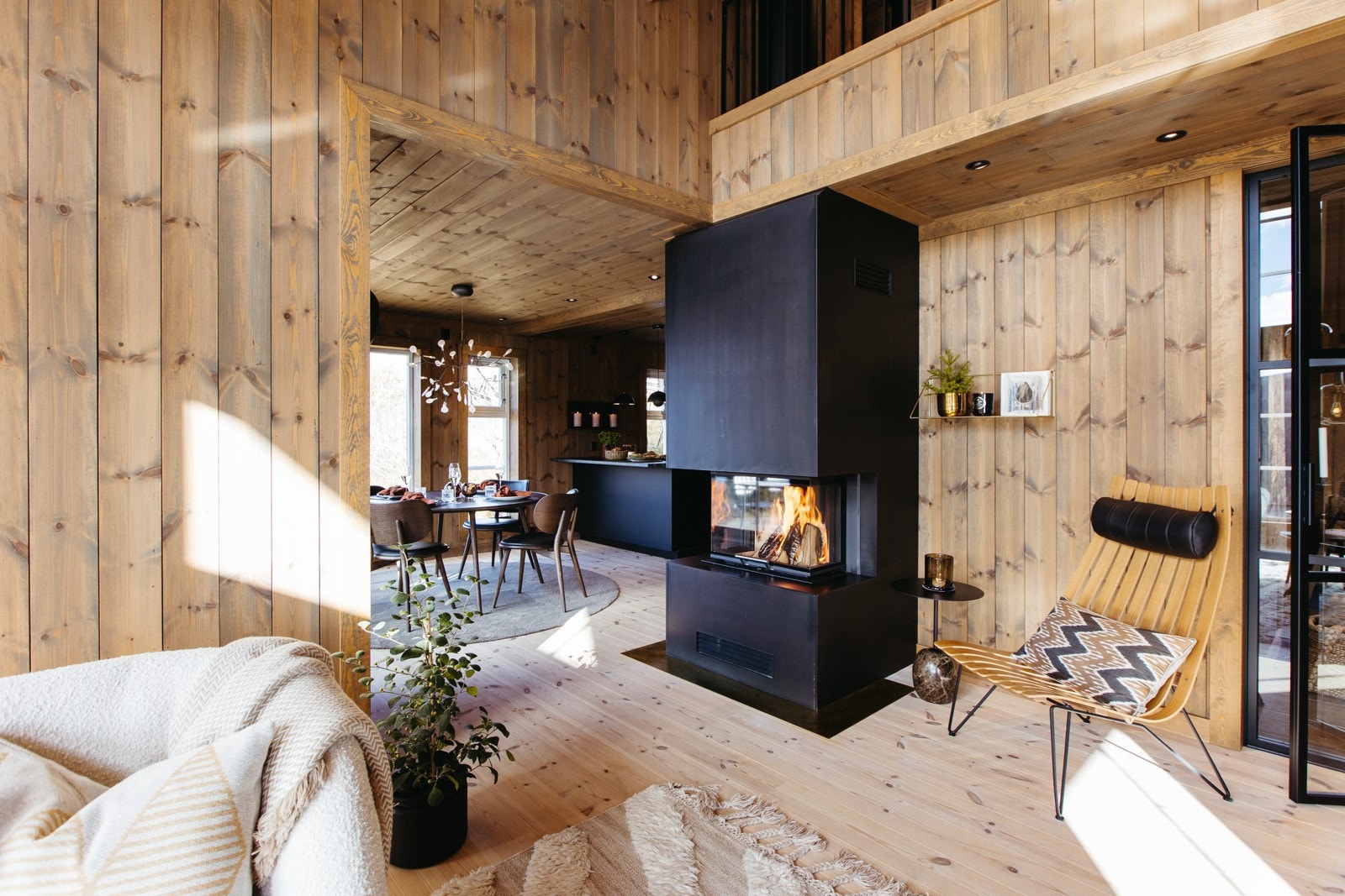 Eksklusivt heltre furugulv, hvitkalket som er gjennomgående i hele hytten med unntak av rommene med fliser Galleribilde