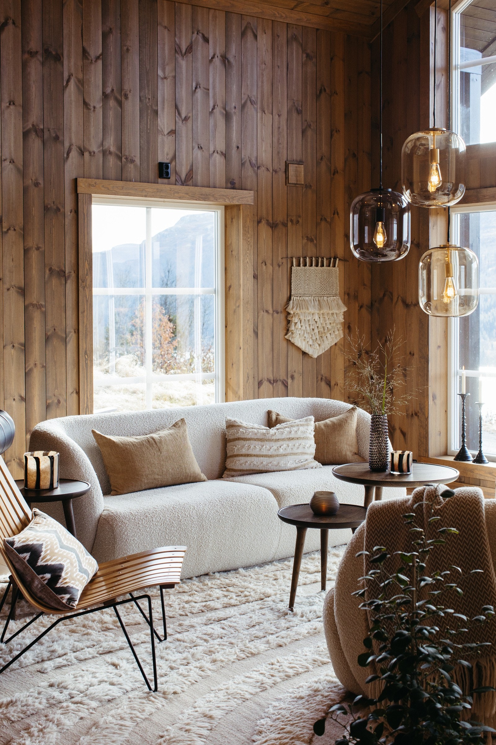 På vegger og himling er det panel, overflatebehandlet furu. Galleribilde