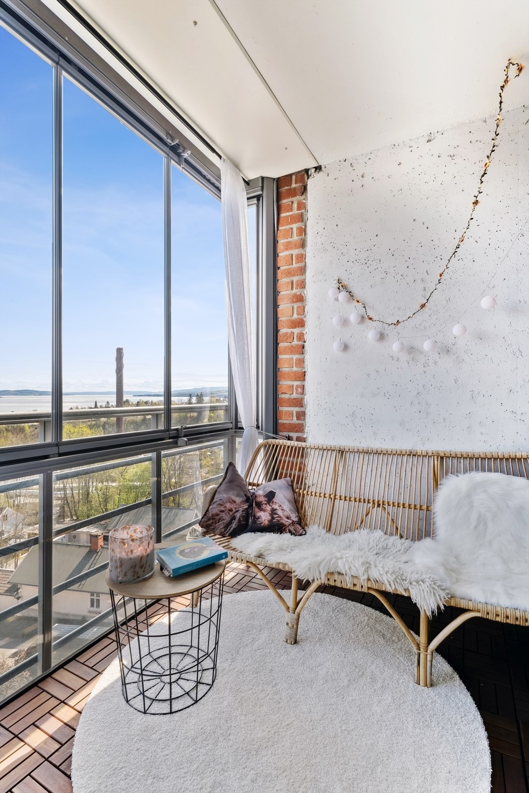 Balkong med glass- og levegger får du både ly og utsikt, og plassen passer like godt til en kaffestund i morgensola som en lun høstkveld med ullpledd og bok. Galleribilde