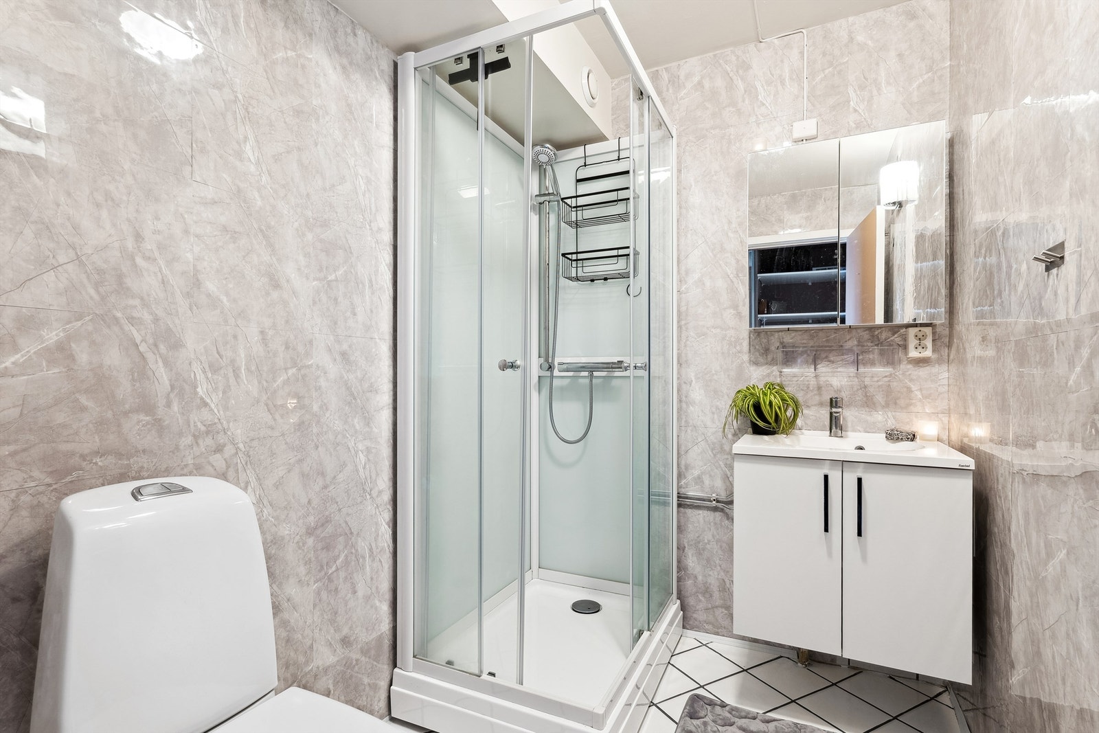 Flislagt bad med varmekabler i gulvet. Galleribilde