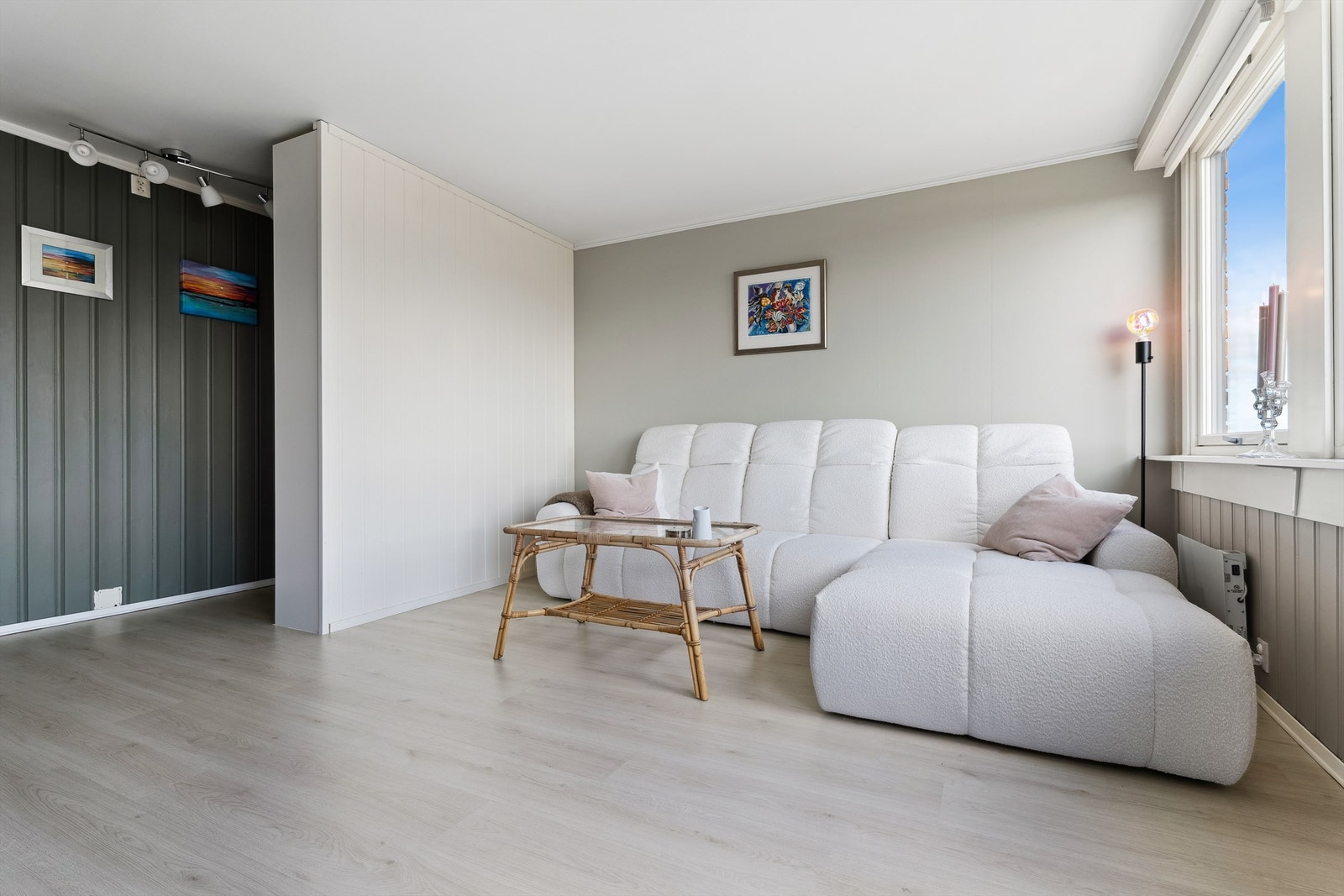 Fra stuen er det utgang til en innglasset balkong. Galleribilde