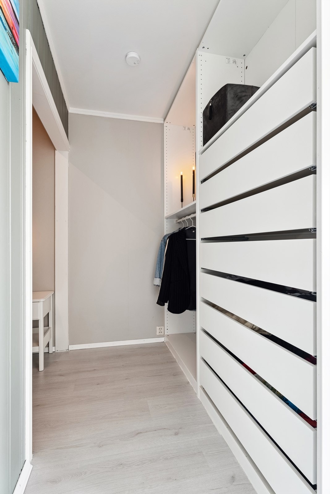 Leiligheten har gode garderobeløsninger. Galleribilde