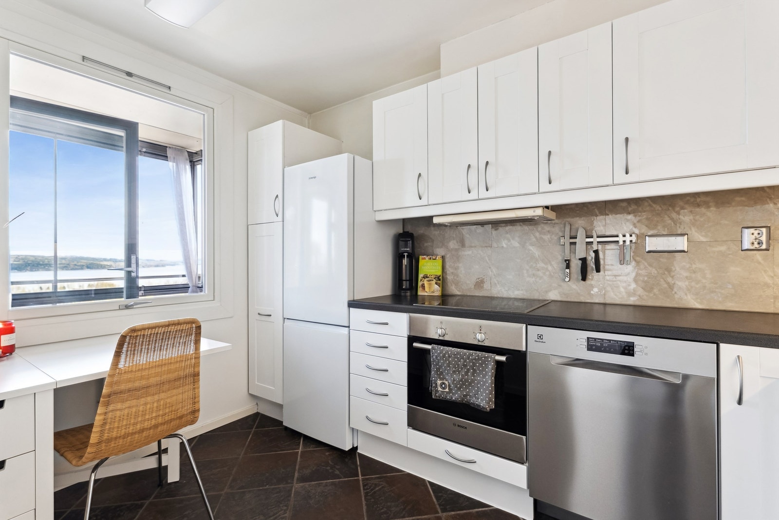 Kjøkkenet ligger pent avskjermet, men i umiddelbar nærhet til stue og balkong. Galleribilde