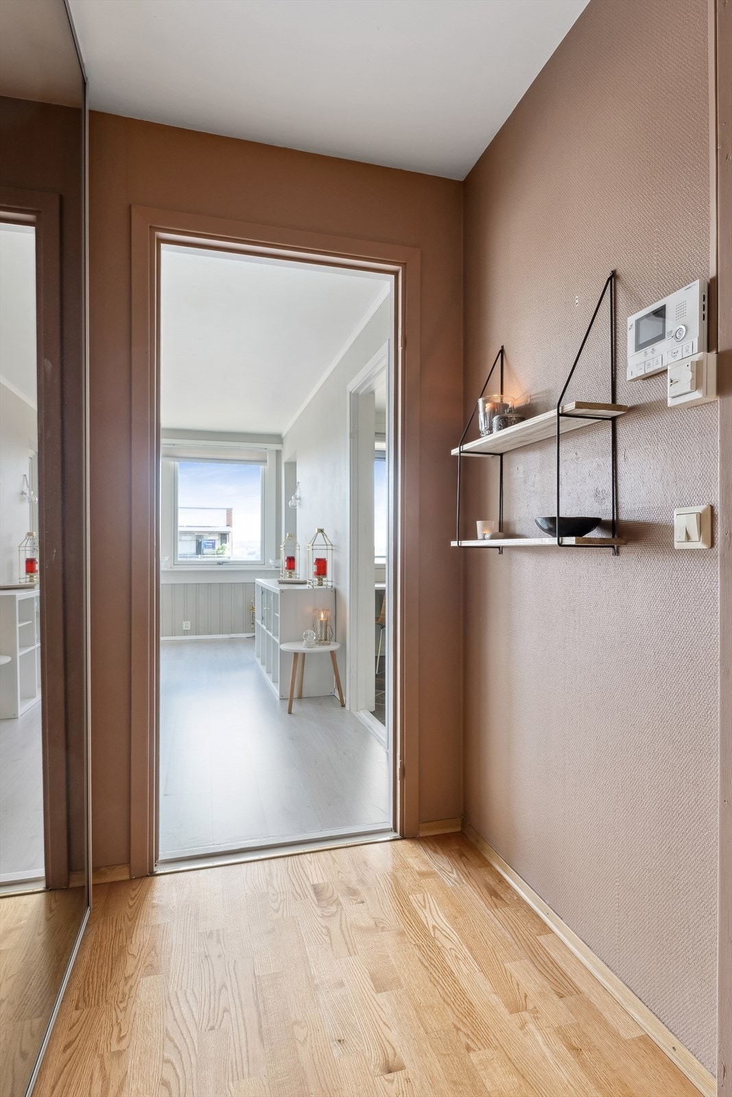 Entréen inneholder en skyvedørsgarderobe med gode lagringsmuligheter. Galleribilde