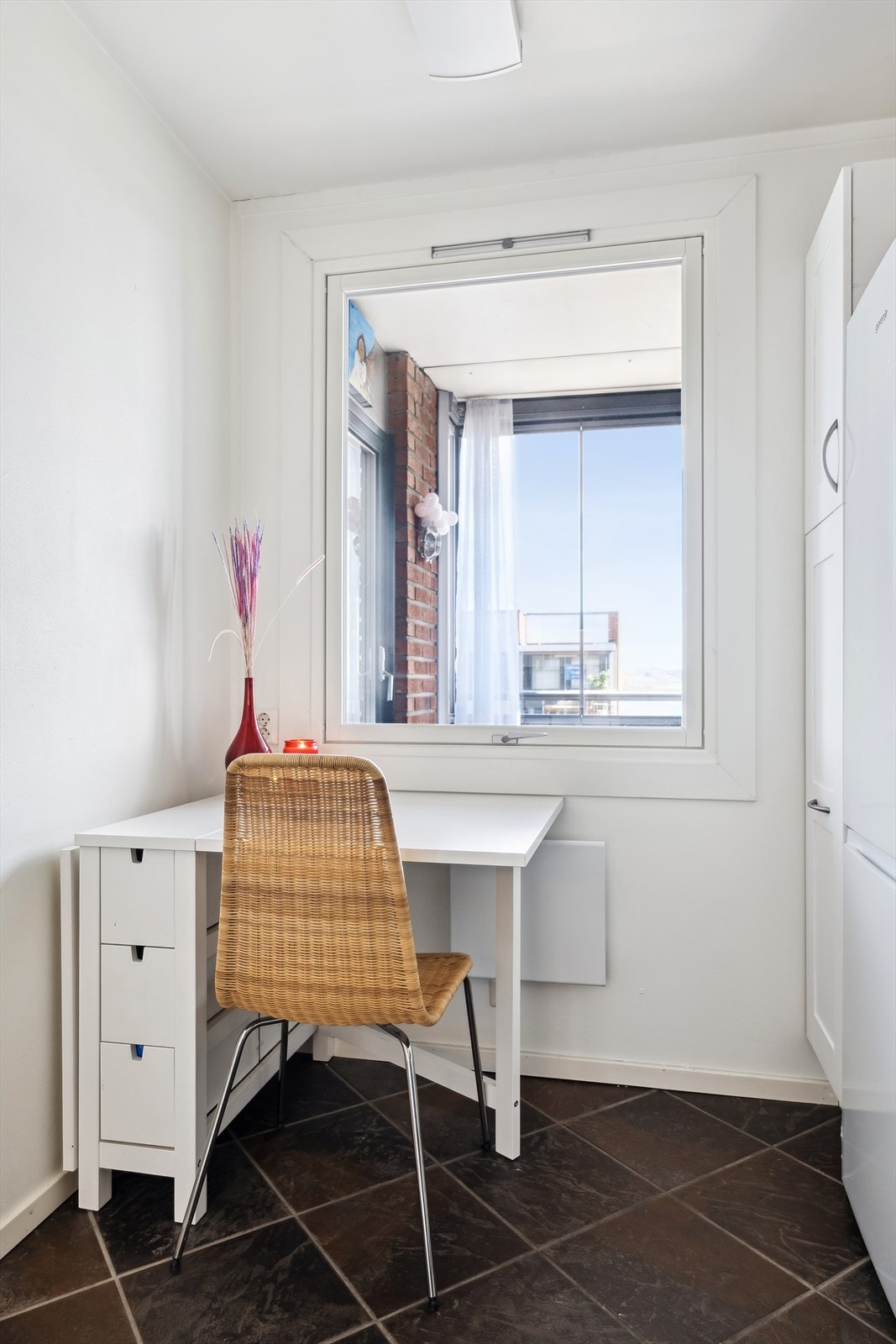 Det er plass til en hyggelig, liten spiseplass på kjøkkenet. Galleribilde