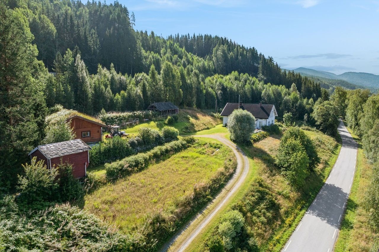 Rørosbanen går på oversiden av tunet og nedenfor er FV som går opp til Koppang eller ned til brua over Glomma på Stai. Galleribilde