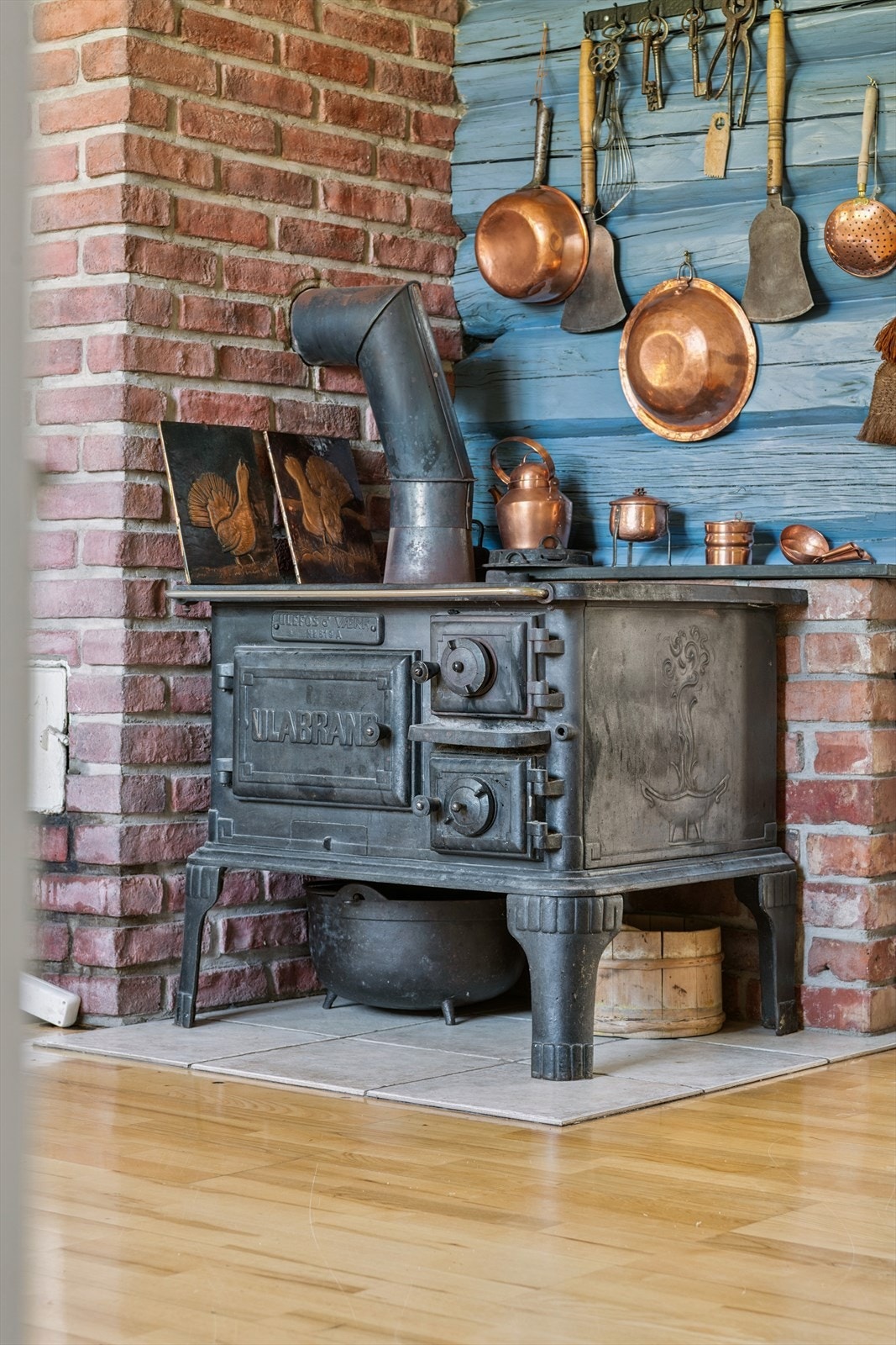 Kjøkkenet er utstyrt med en vedfyrt kjøkkenkomfyr som supplerer de øvrige oppvarmingskildene Galleribilde