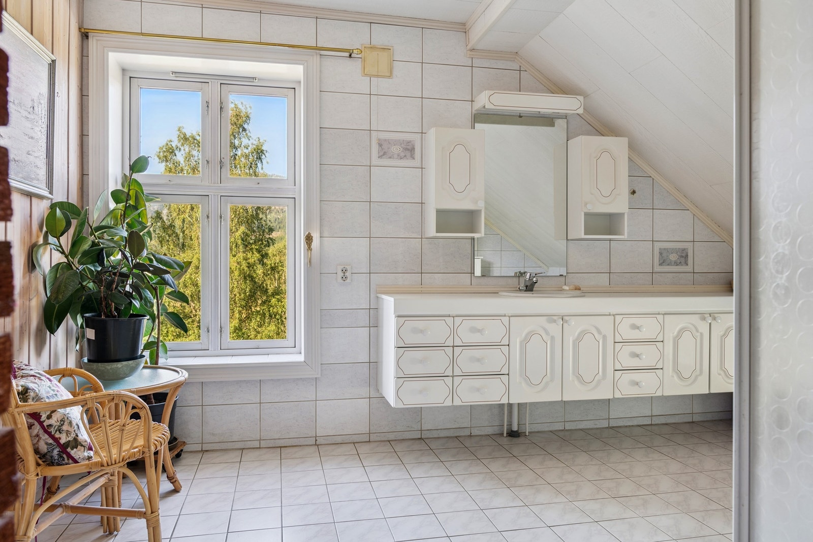 Badet i andre etasje er fra ca. 1995 med flislagt gulv og vegger Galleribilde