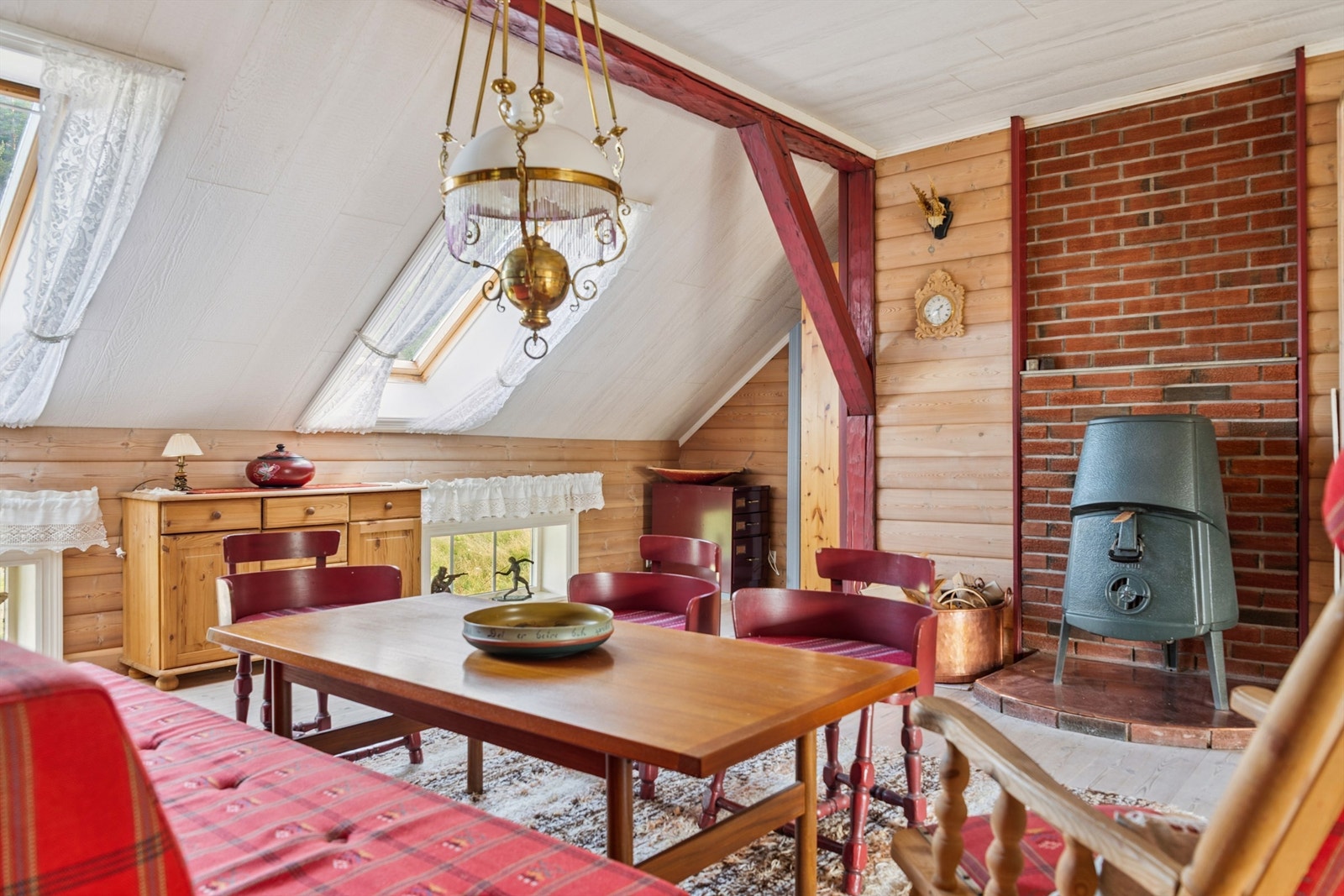 I andre etasje finner man en anvendelig stue som fungerer som et knutepunkt med trappeadkomst fra etasjen under Galleribilde