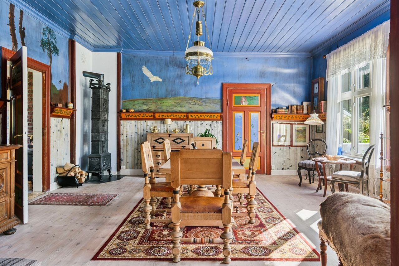 Gran-stua har unike motivmalerier antatt utført av kunstmaleren Halfdan Gran på slutten av 1800-tallet. Galleribilde