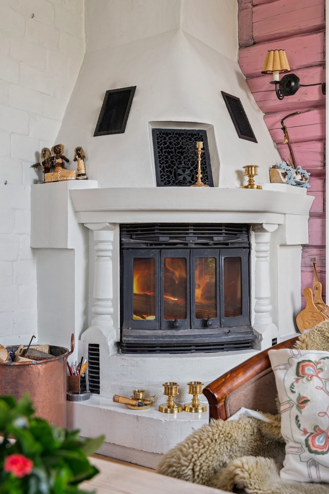 Boligen har mange ildsteder og 2 piper som begge bør utbedres. Galleribilde