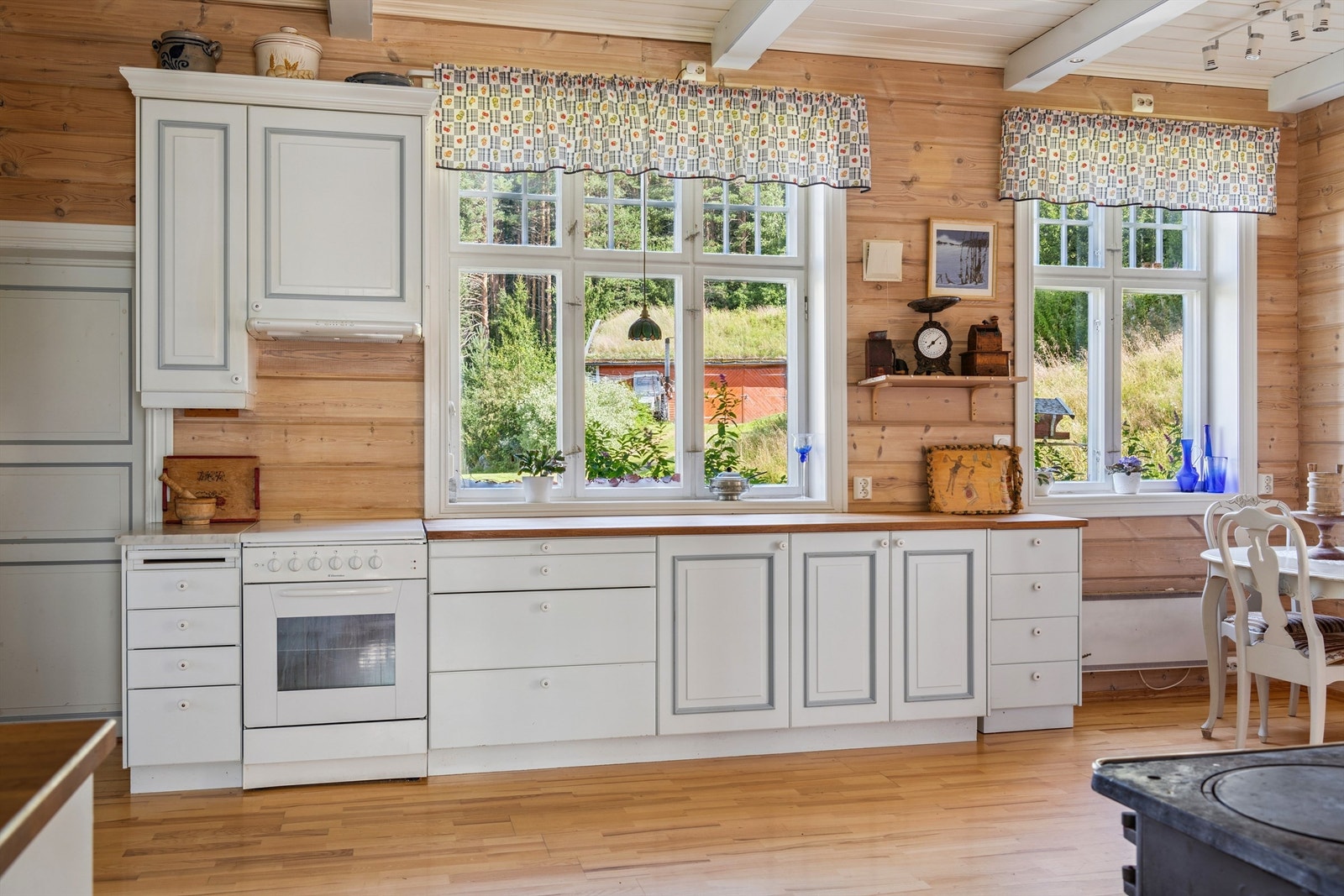 Kjøkkenet er et sentralt rom i hovedetasjen Galleribilde