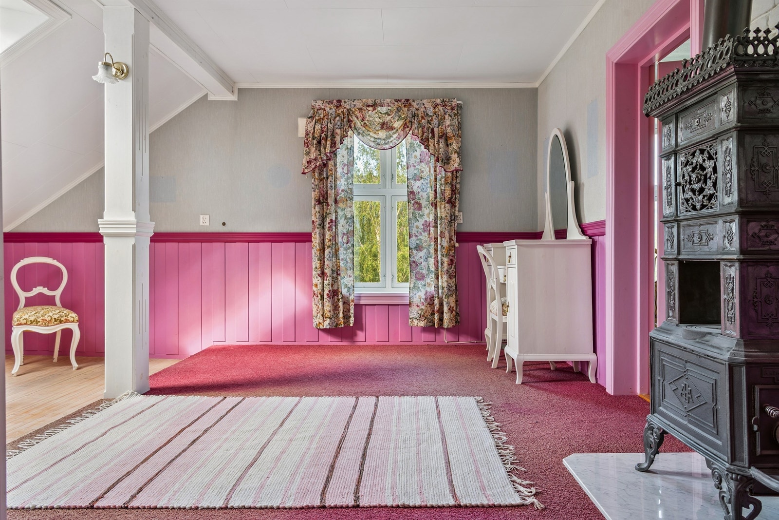 Boligen har to store soverom i andre etasje Galleribilde