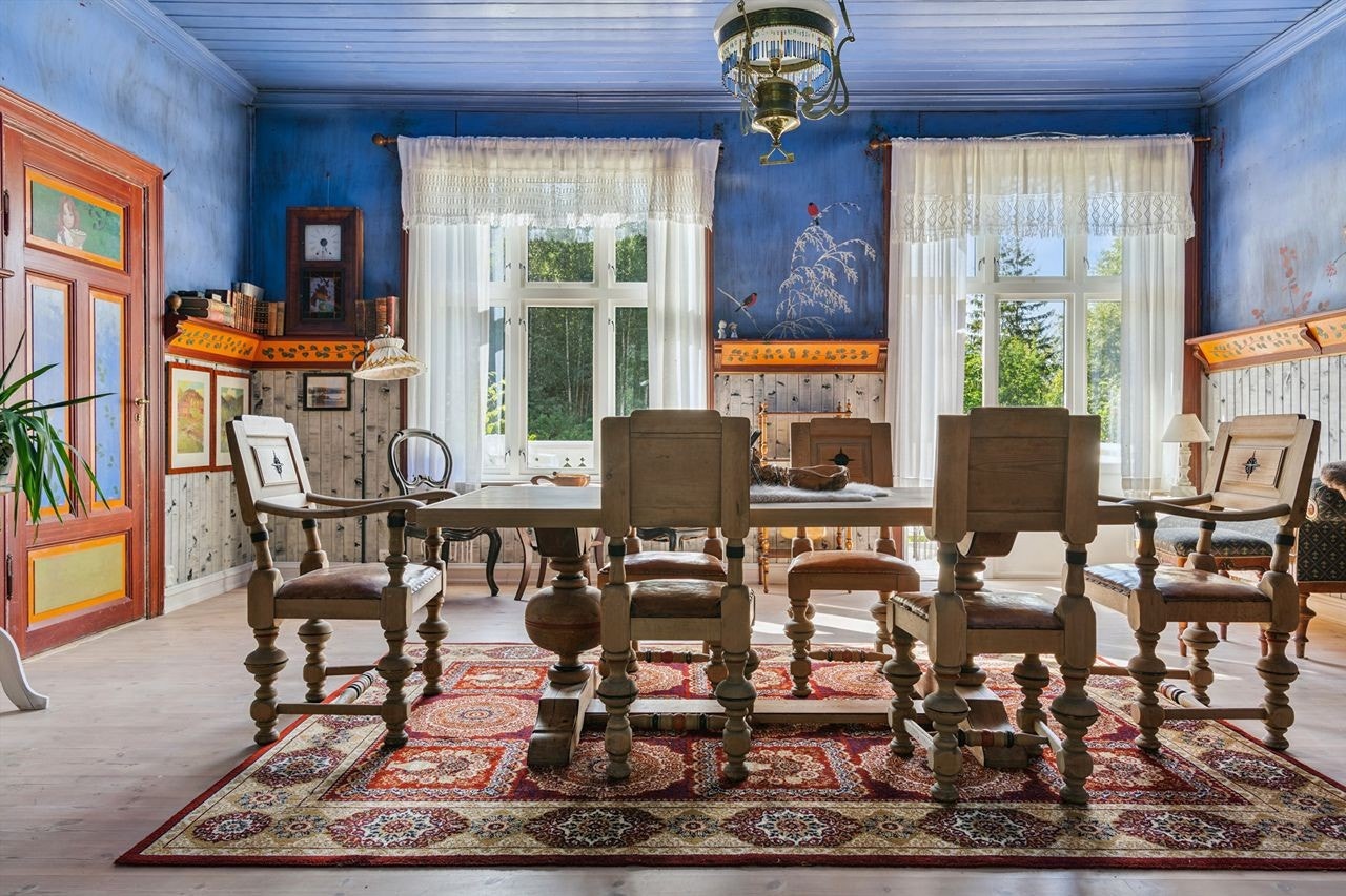 Flere stuer i første etasje bærer preg av den gamle byggeskikken med synlige tømmervegger, ildsteder og vakre detaljer Galleribilde