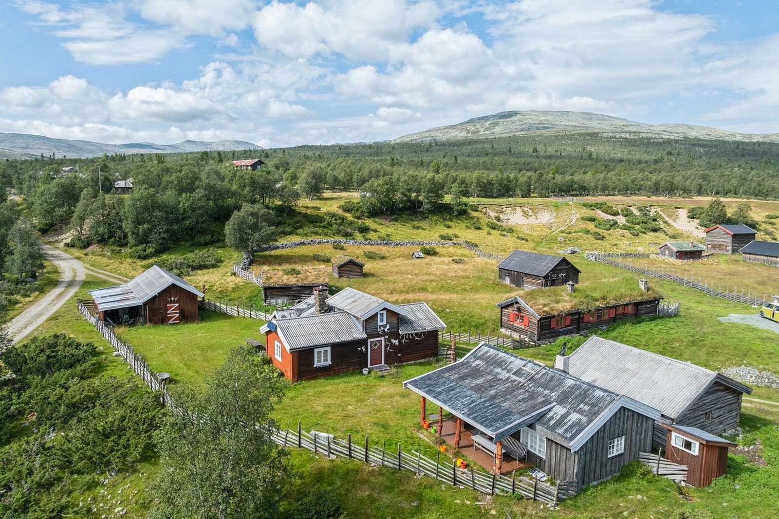 Gården har Seter på Storfjellseterområdet på Ringebufjellet og denne er trolig bebygd tilbake fra 1600 Galleribilde