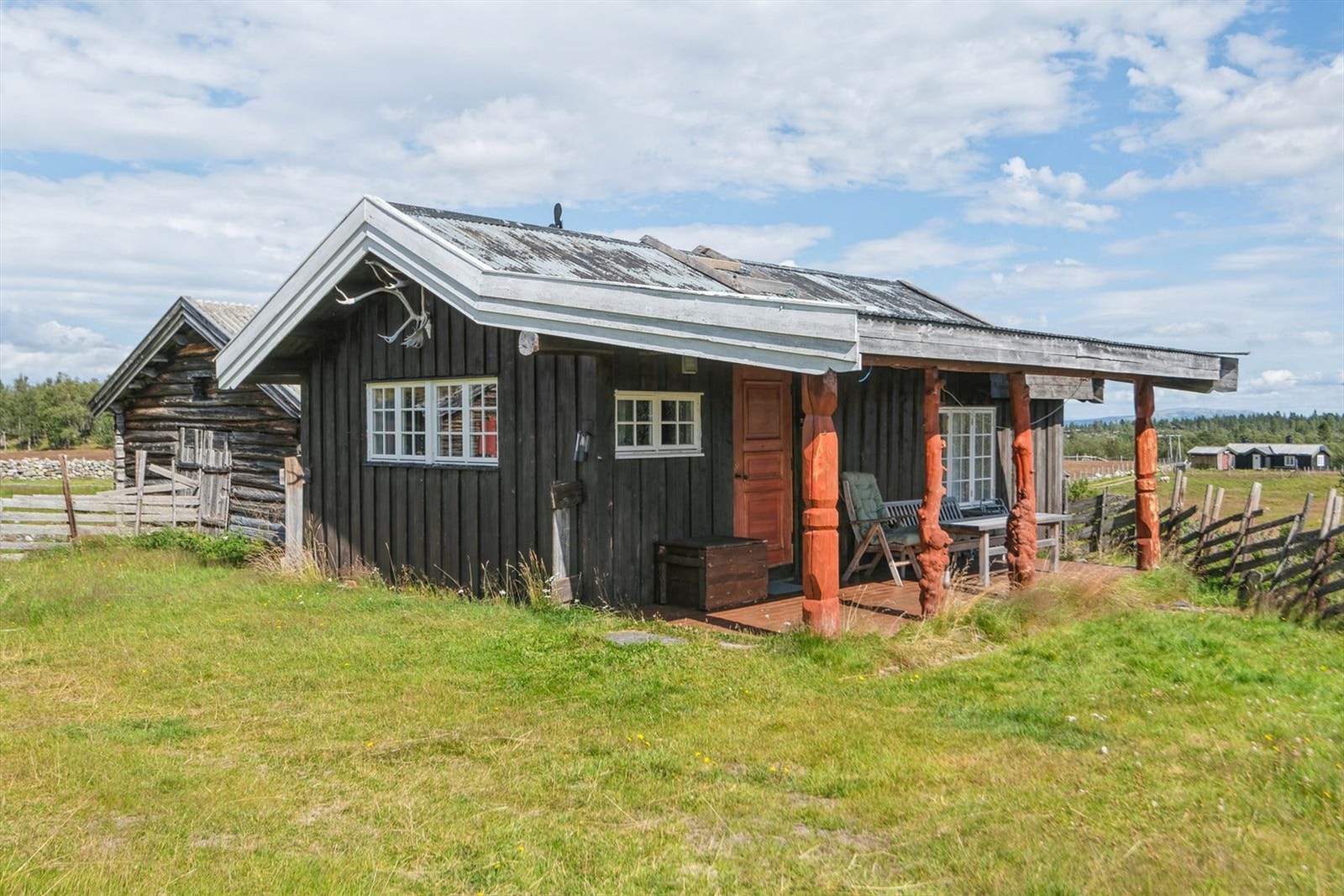 Tunet er bebygd med seterhus, anneks, fjøs, uthus og en frittstående utedo Galleribilde